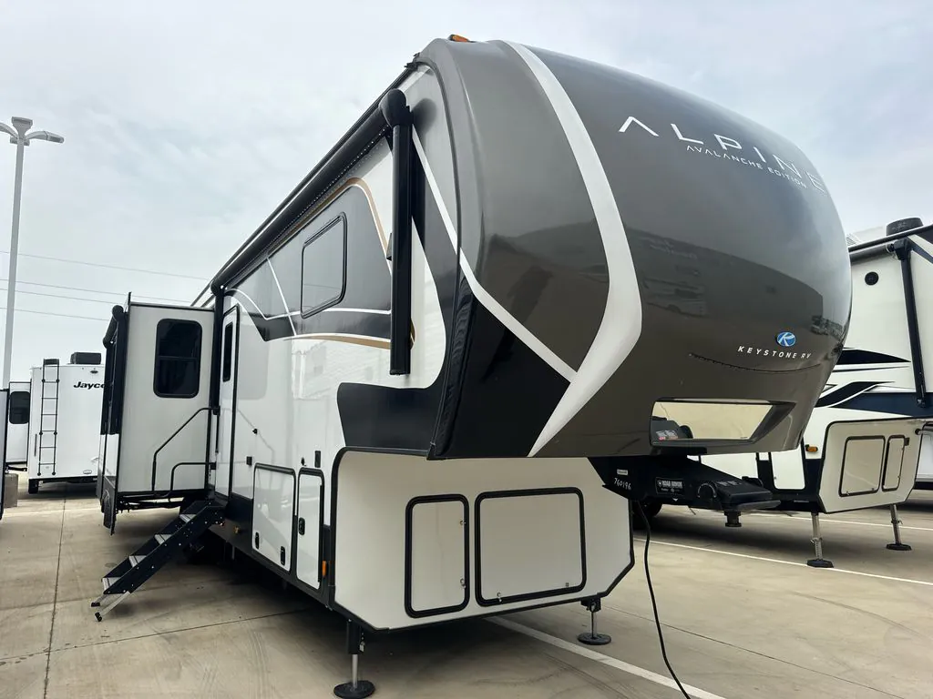 2025 Keystone Alpine Avalanche Edition 366LS - Photo 2