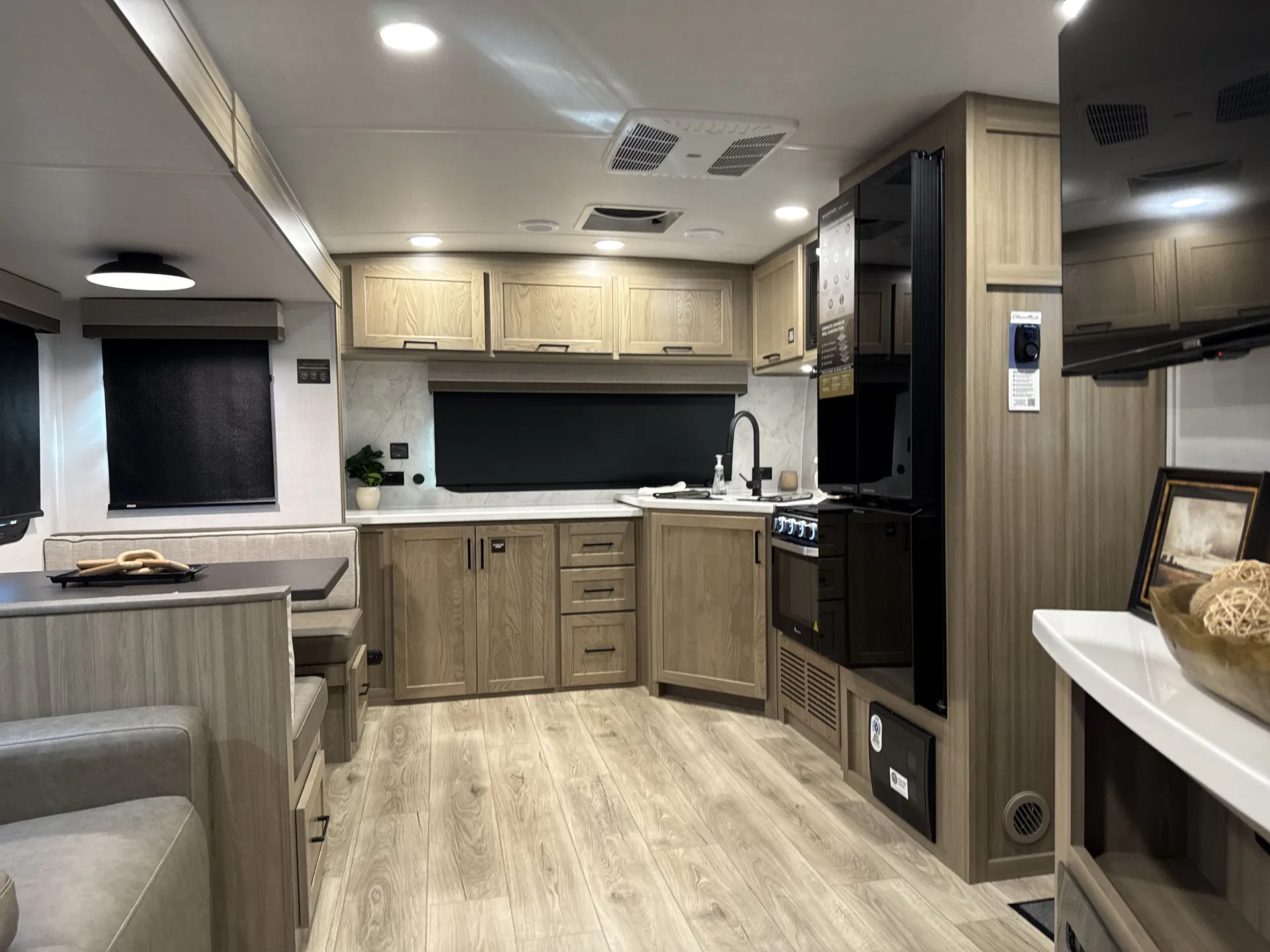 2027 Forest River Rockwood Ultra Lite 2608BS — extra image