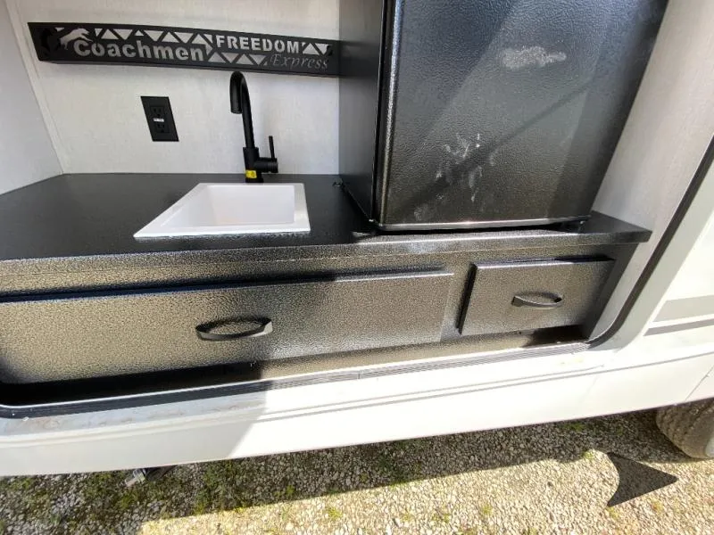 2026 Coachmen Freedom Express Ultra Lite 252RBS - Photo 4