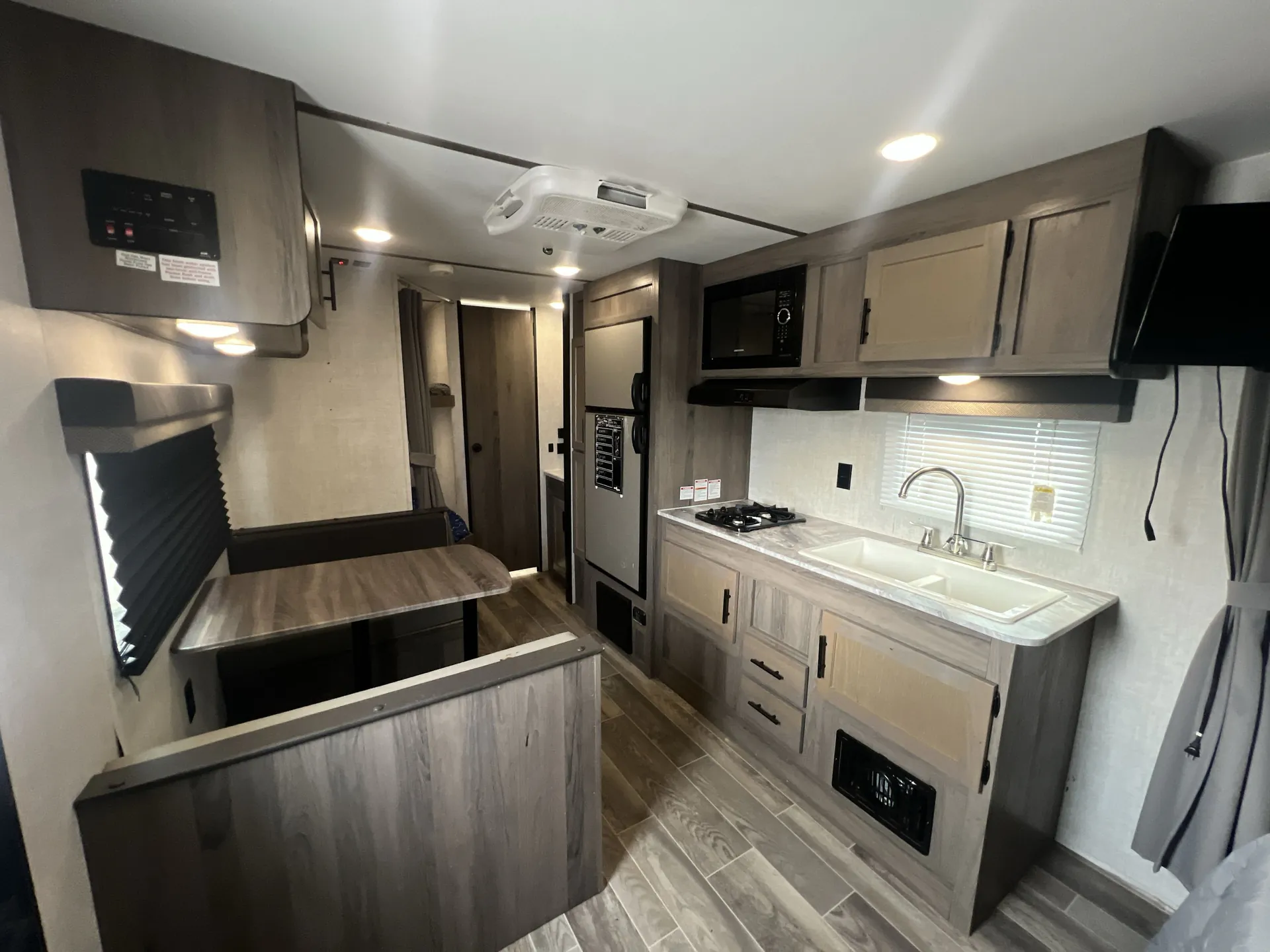 2022 Gulf Stream Kingsport 26BHG — living area main