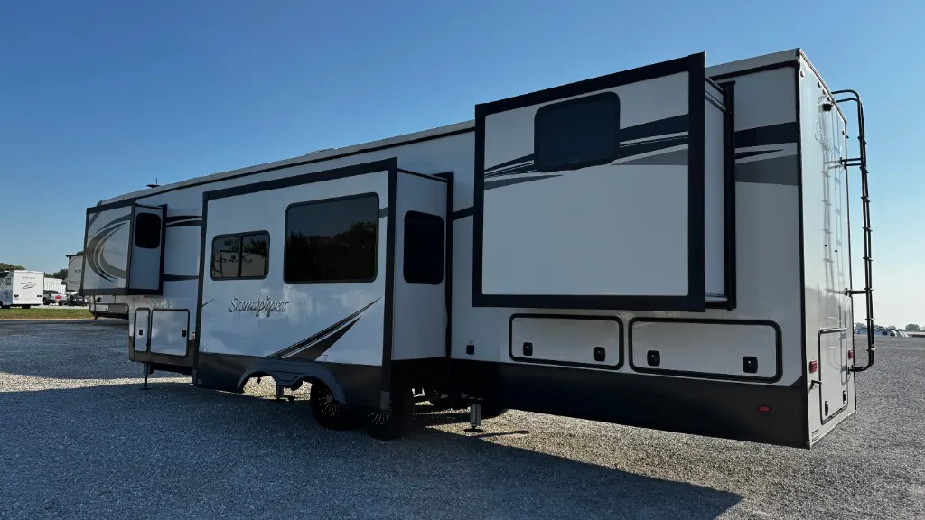2022 Forest River Sandpiper Luxury 388BHRD — Photo 5