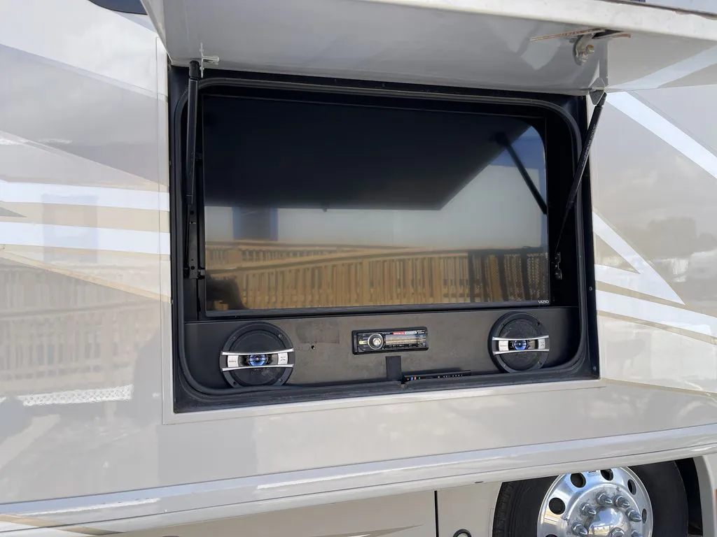 2011 American Coach Revolution 42Q - Photo 3