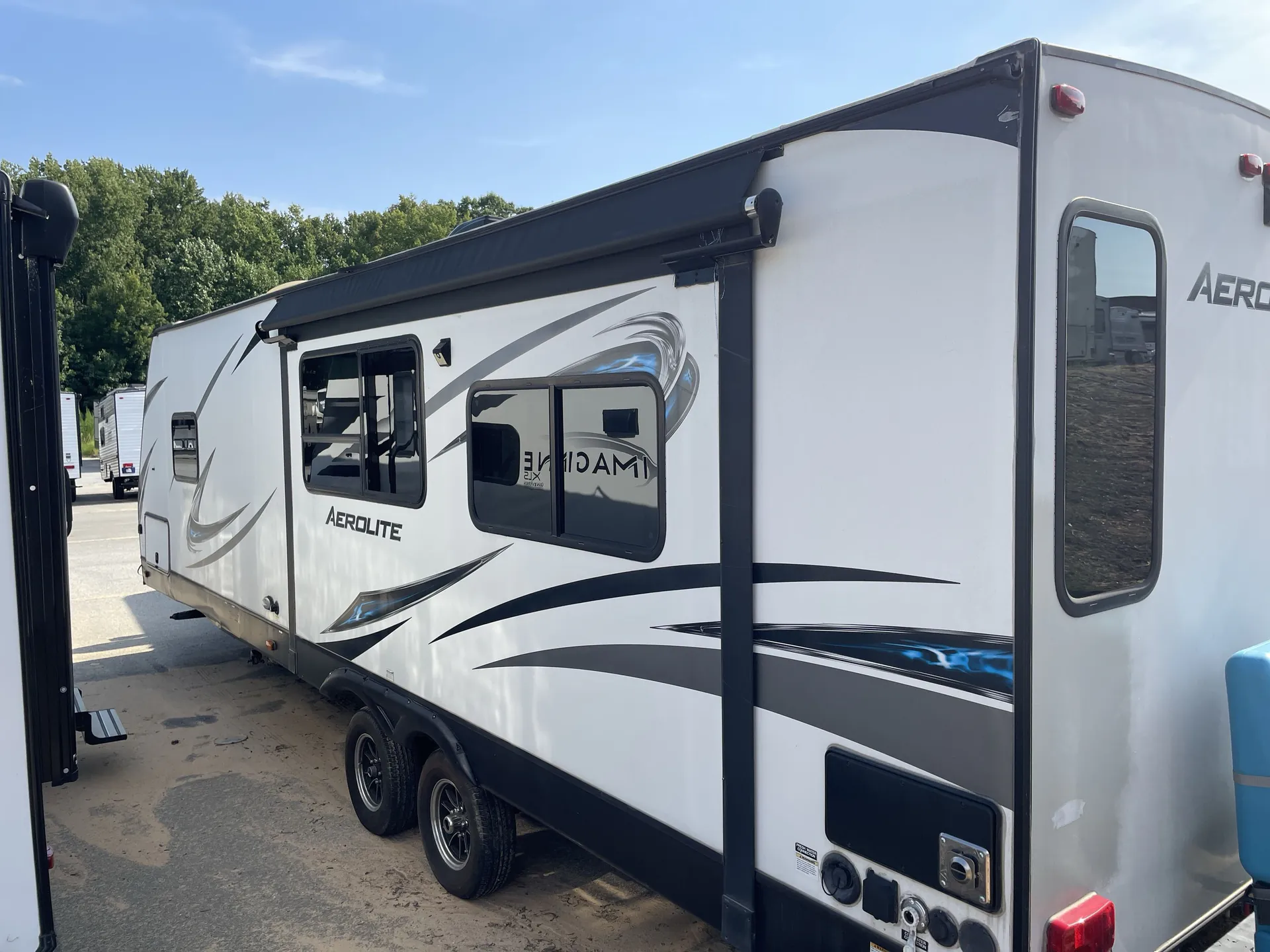 2017 Dutchmen Aerolite Luxury 298RESL — living area main