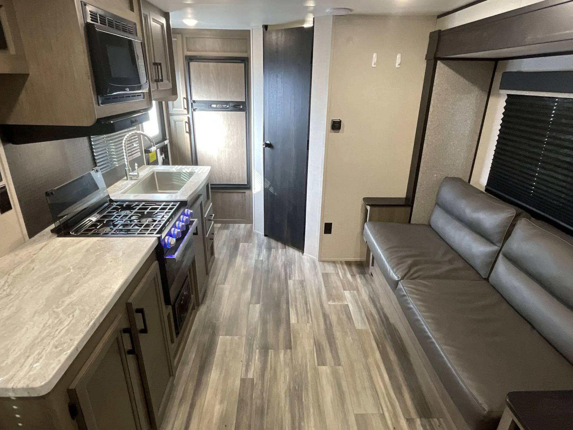 2022 Starcraft Autumn Ridge 20FBS — living area main