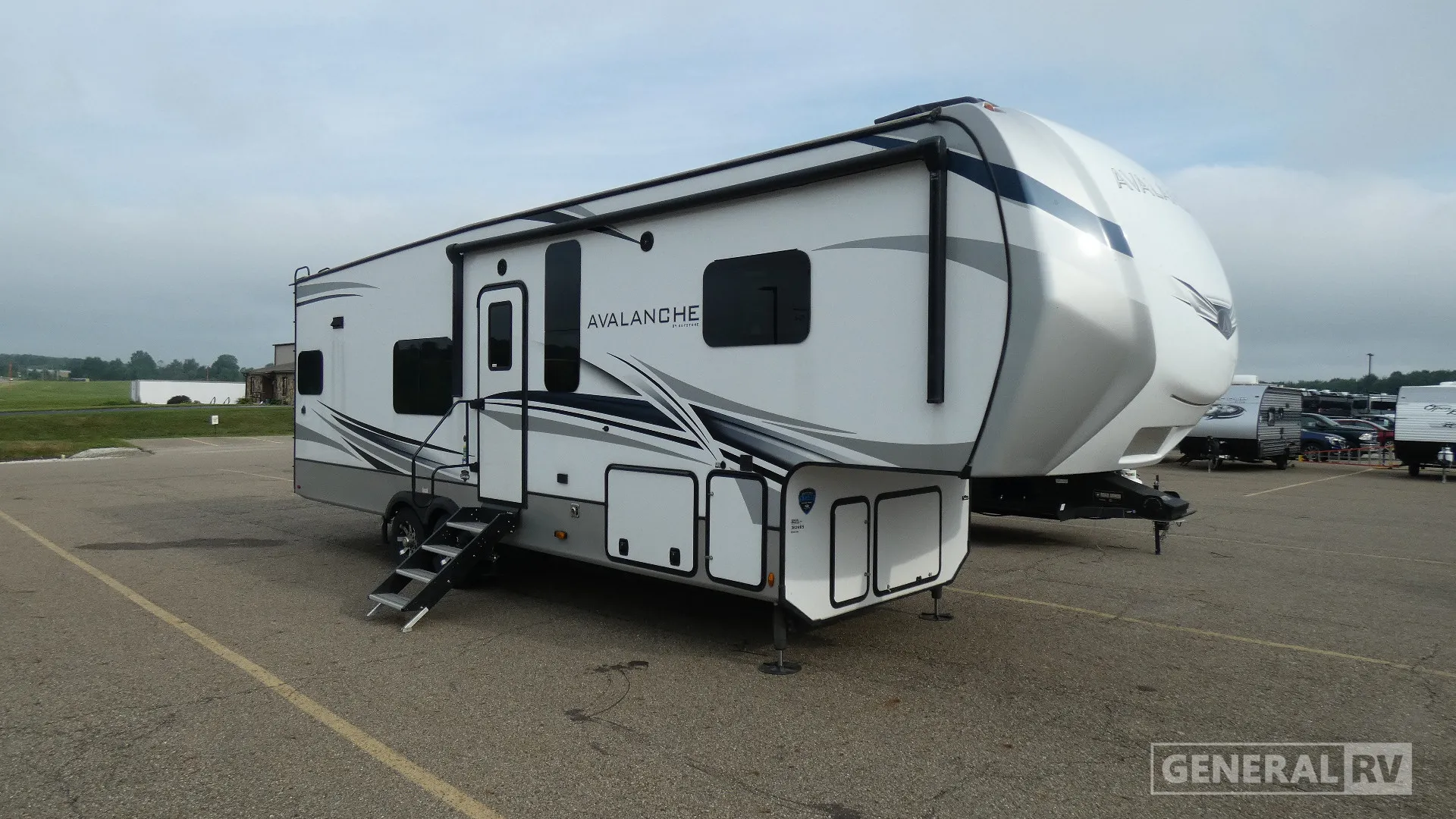 2023 Keystone Avalanche 295RK - Photo 2