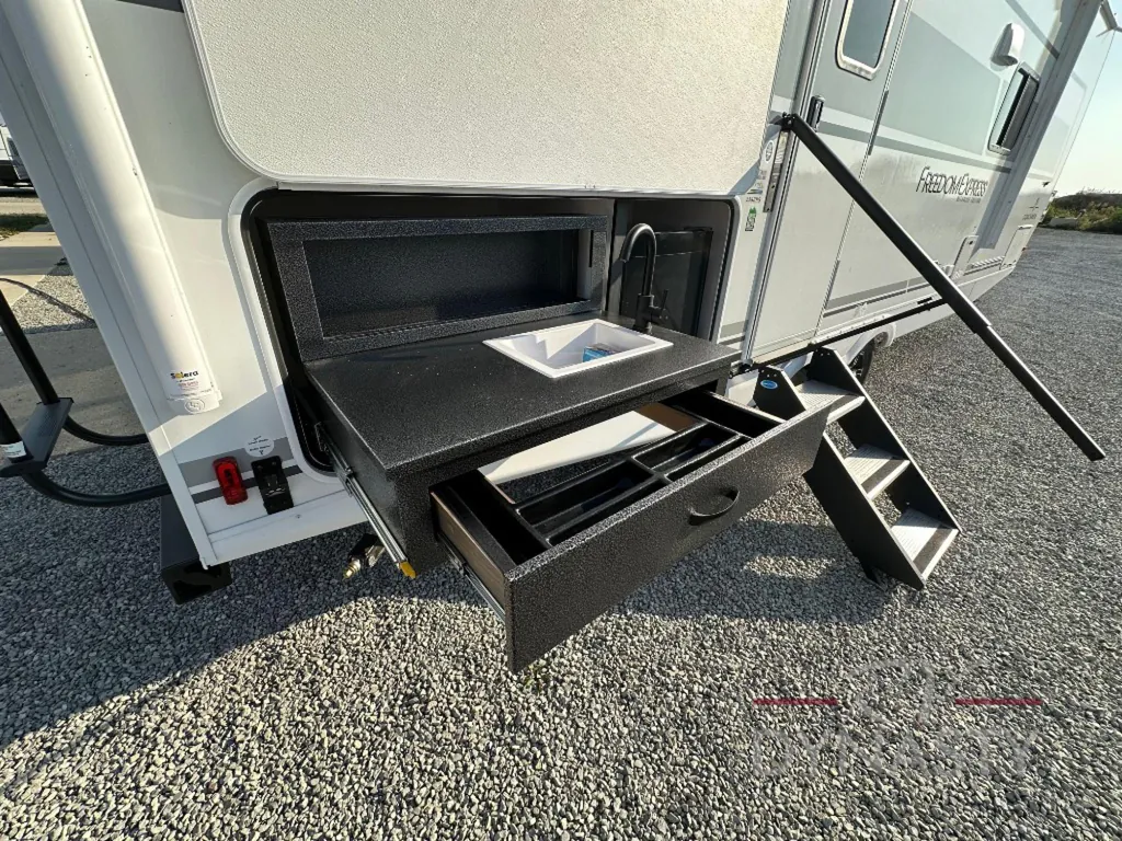 2025 Coachmen Freedom Express Ultra Lite 258BHS, Photos photo 15