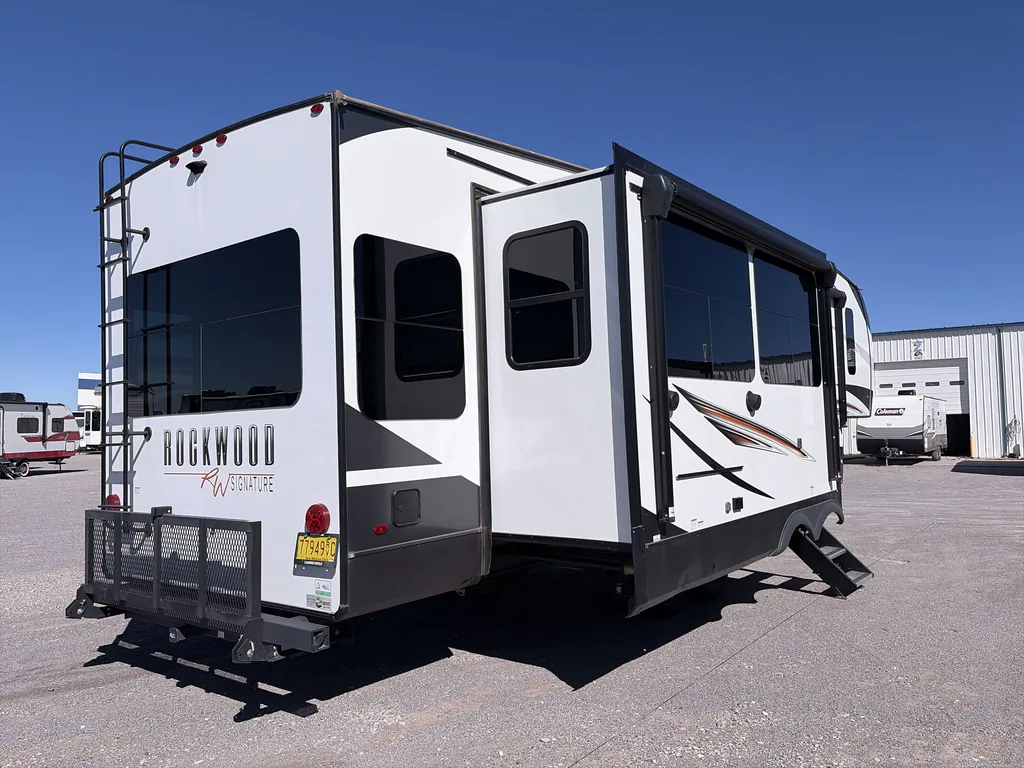 2022 Forest River Rockwood Signature 8294BS, Photos photo 7