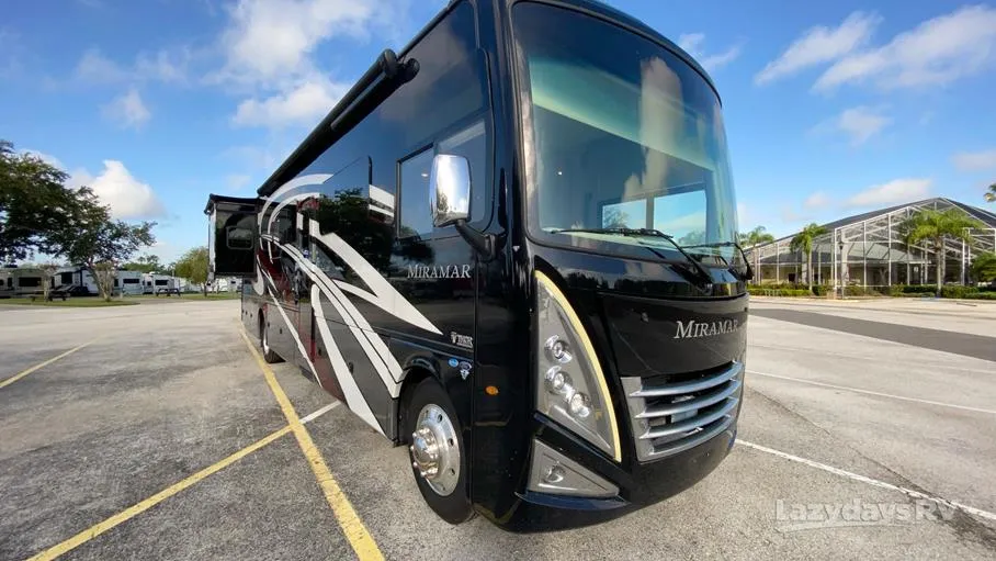 2023 Thor Motor Coach Miramar 36.1 - Photo 2