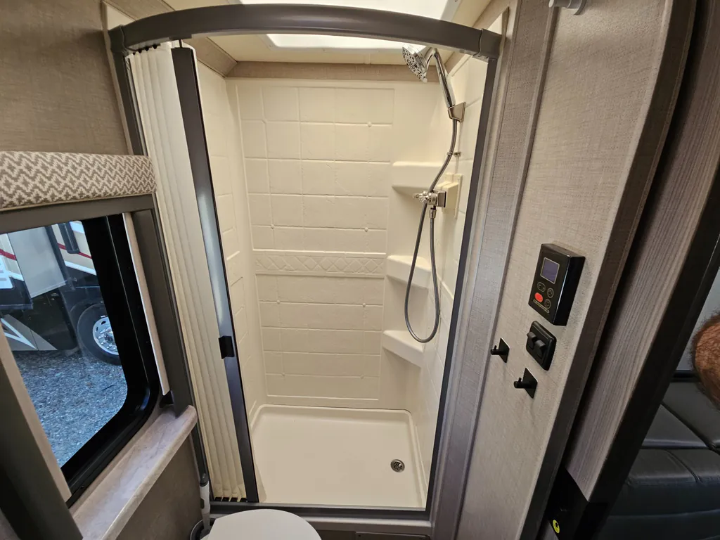 2021 Thor Motor Coach Tiburon 24FB, Photos photo 10