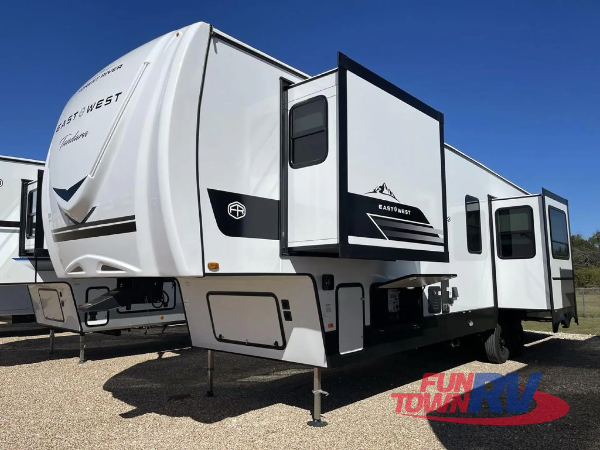 2026 East to West Tandara 388LR - Photo 3