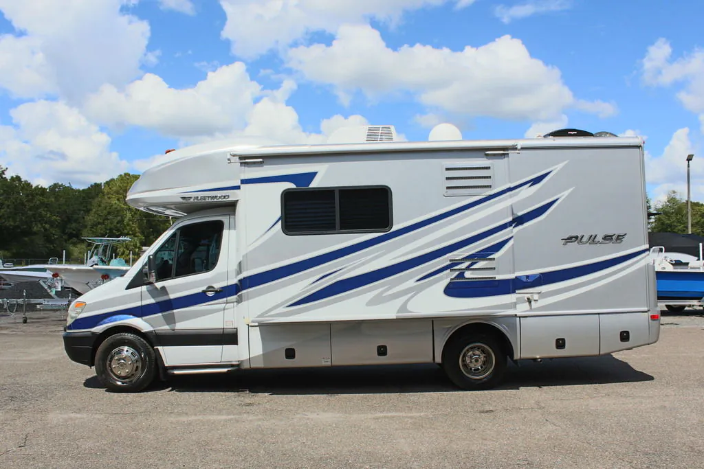 2010 Fleetwood Pulse 24D - Photo 2