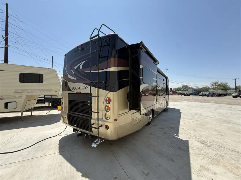 2014 Thor Motor Coach Palazzo 33.2 - Photo 4
