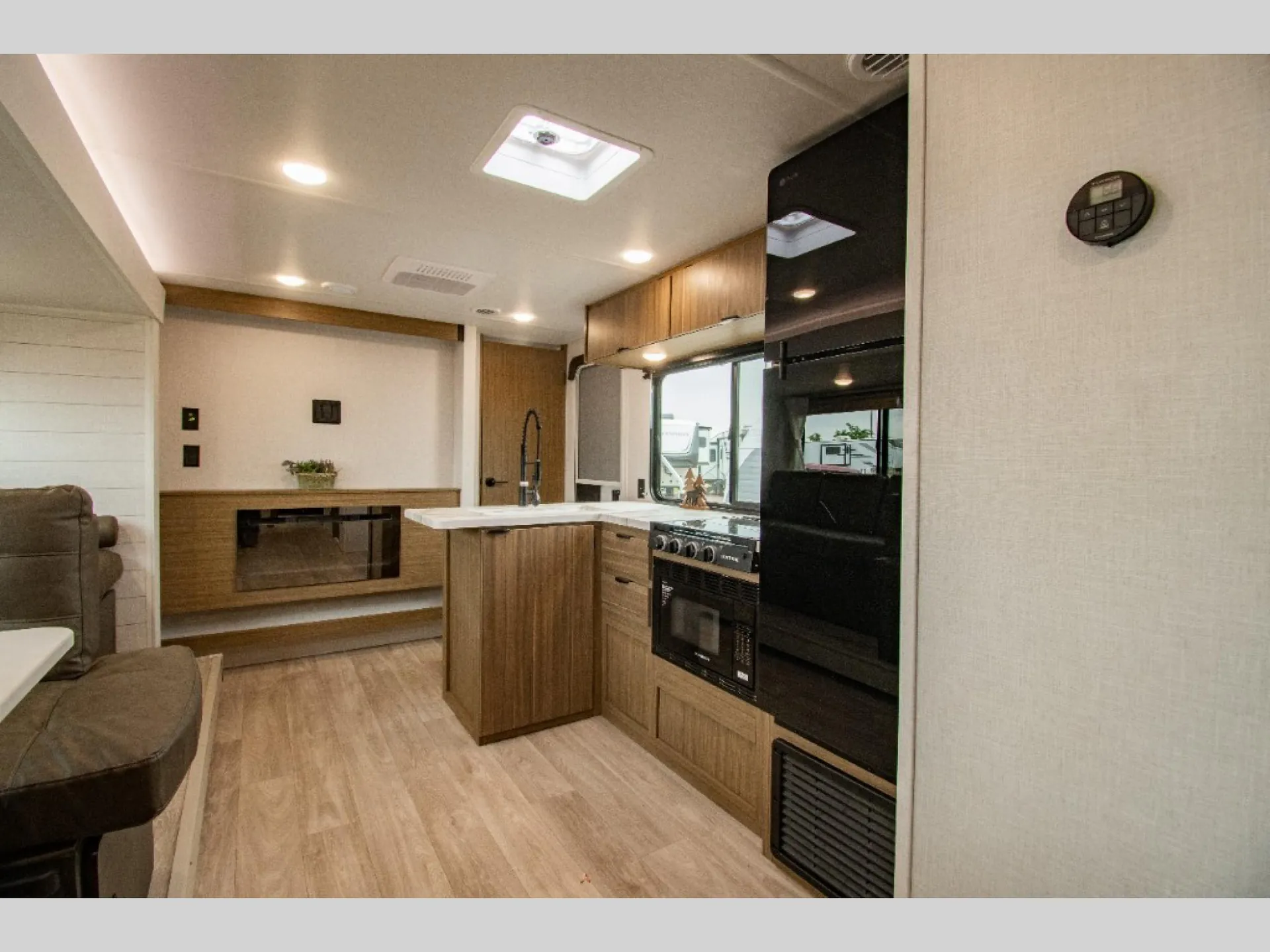 2027 Forest River RV WILDWOOD X-LITE 273QBXL - Photo 3