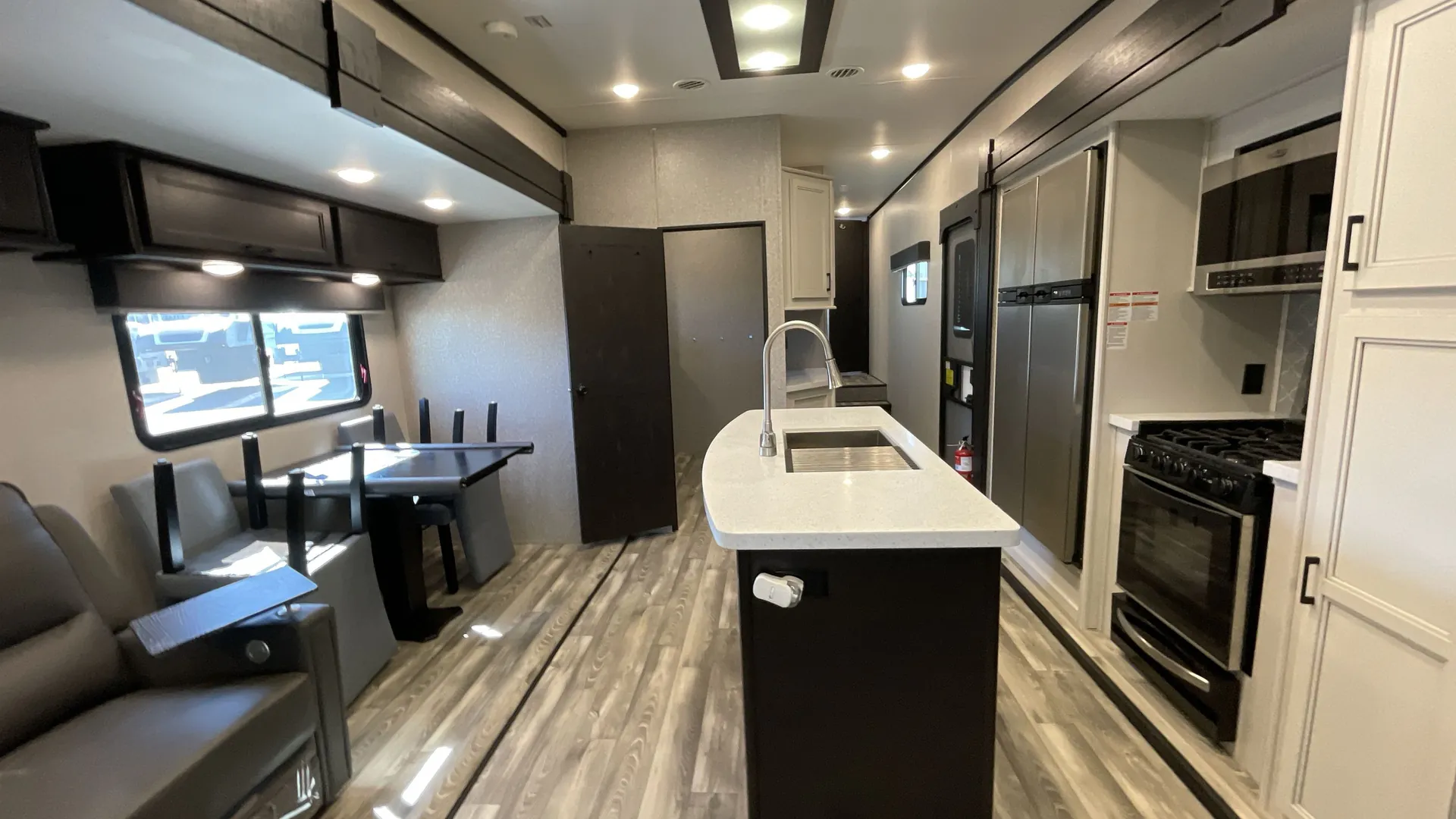 2022 Highland Ridge Roamer 354MBH — living area main