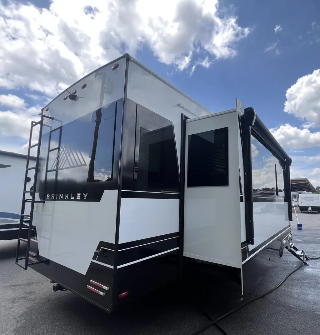 2026 Brinkley Model Z 3300, Photos photo 6