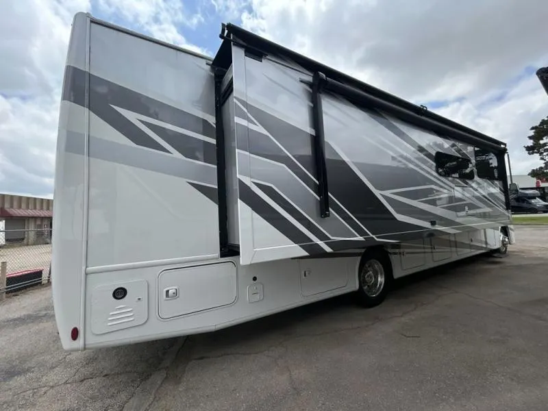 2027 Thor Motor Coach Luminate HH36 - Photo 4
