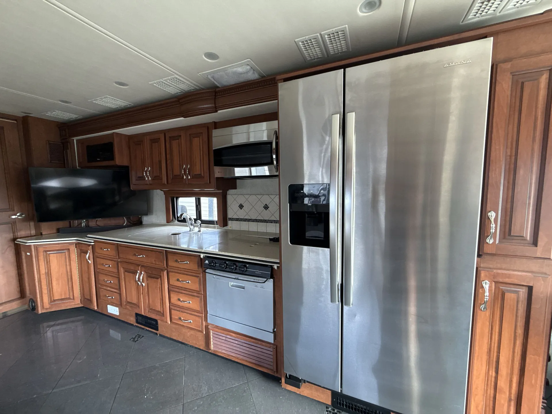 2012 Fleetwood Discovery 40G — living area main
