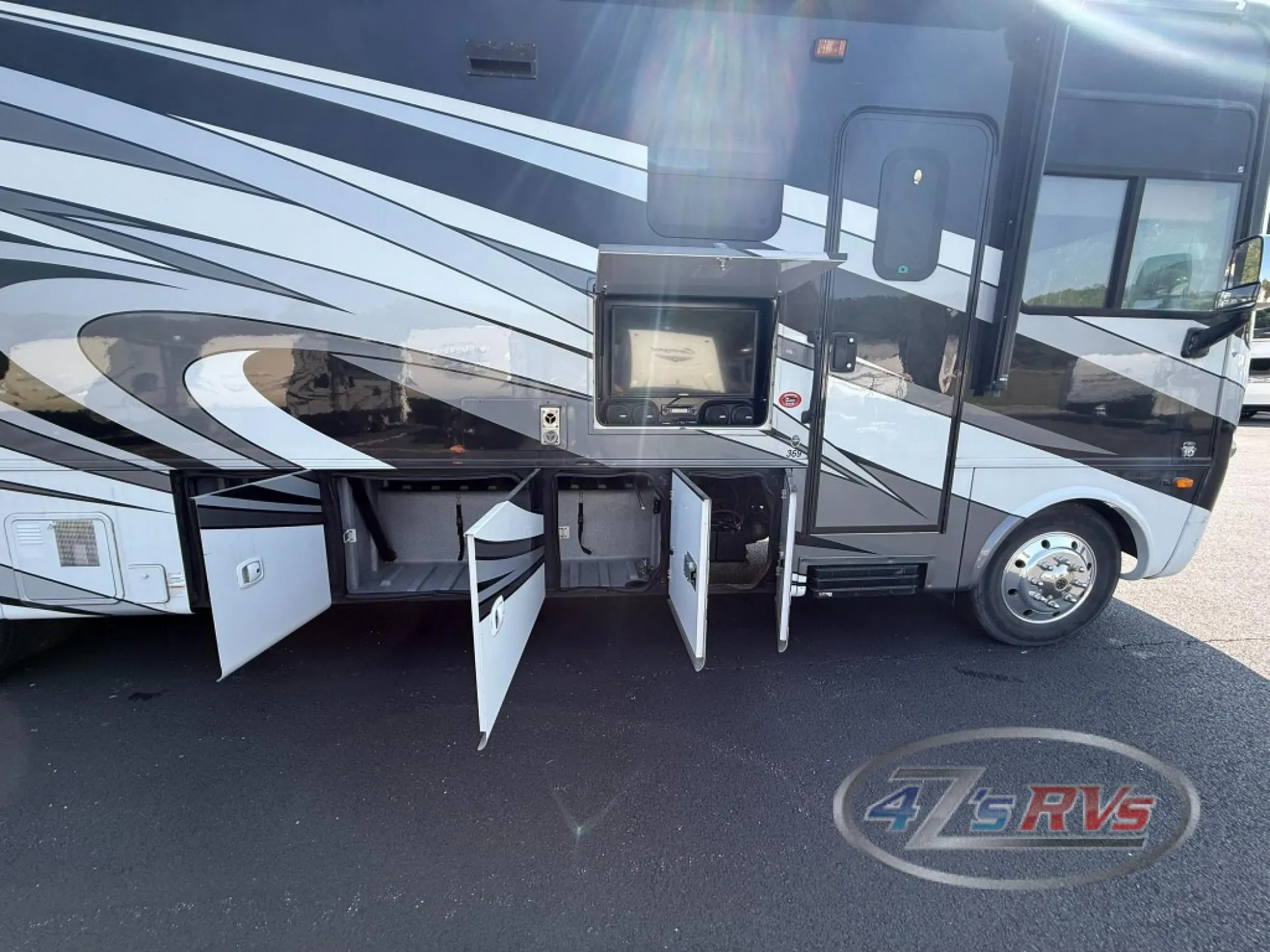 2019 Forest River Georgetown XL 369DS — Photo 7
