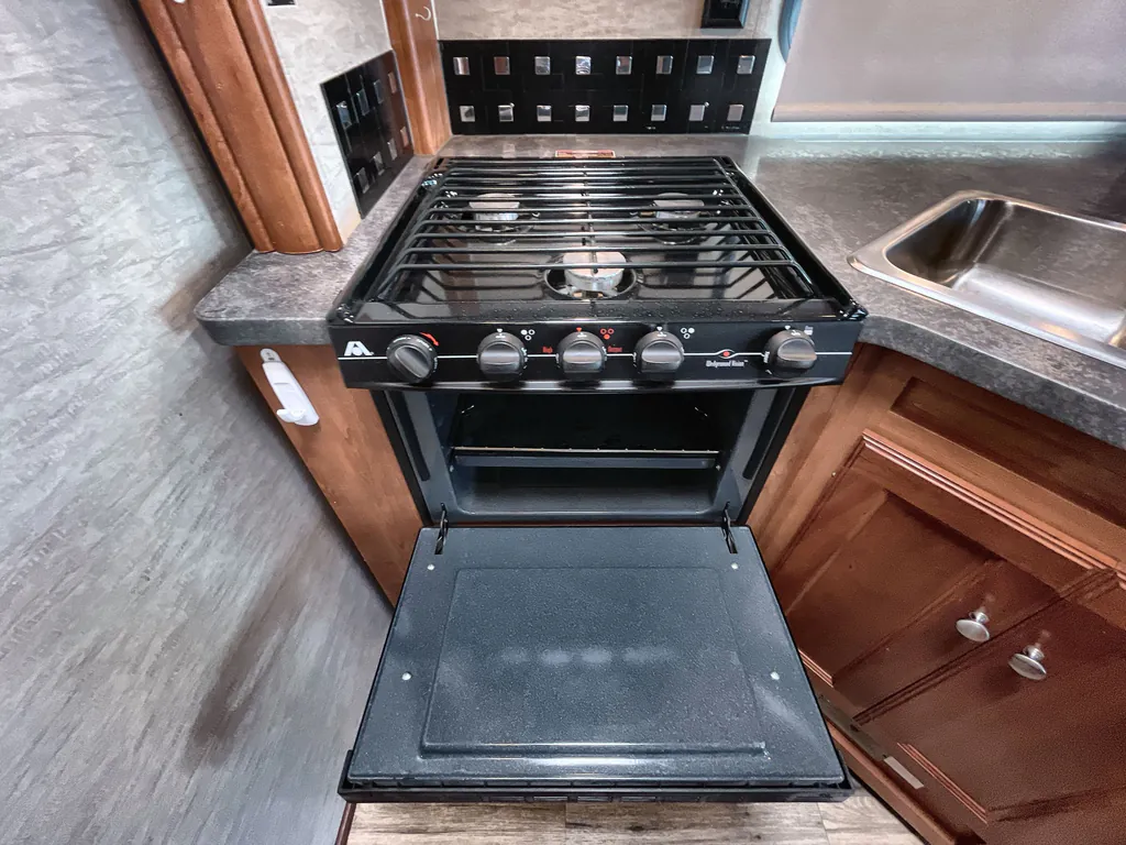 2018 Winnebago Sunstar 27P, Photos photo 11