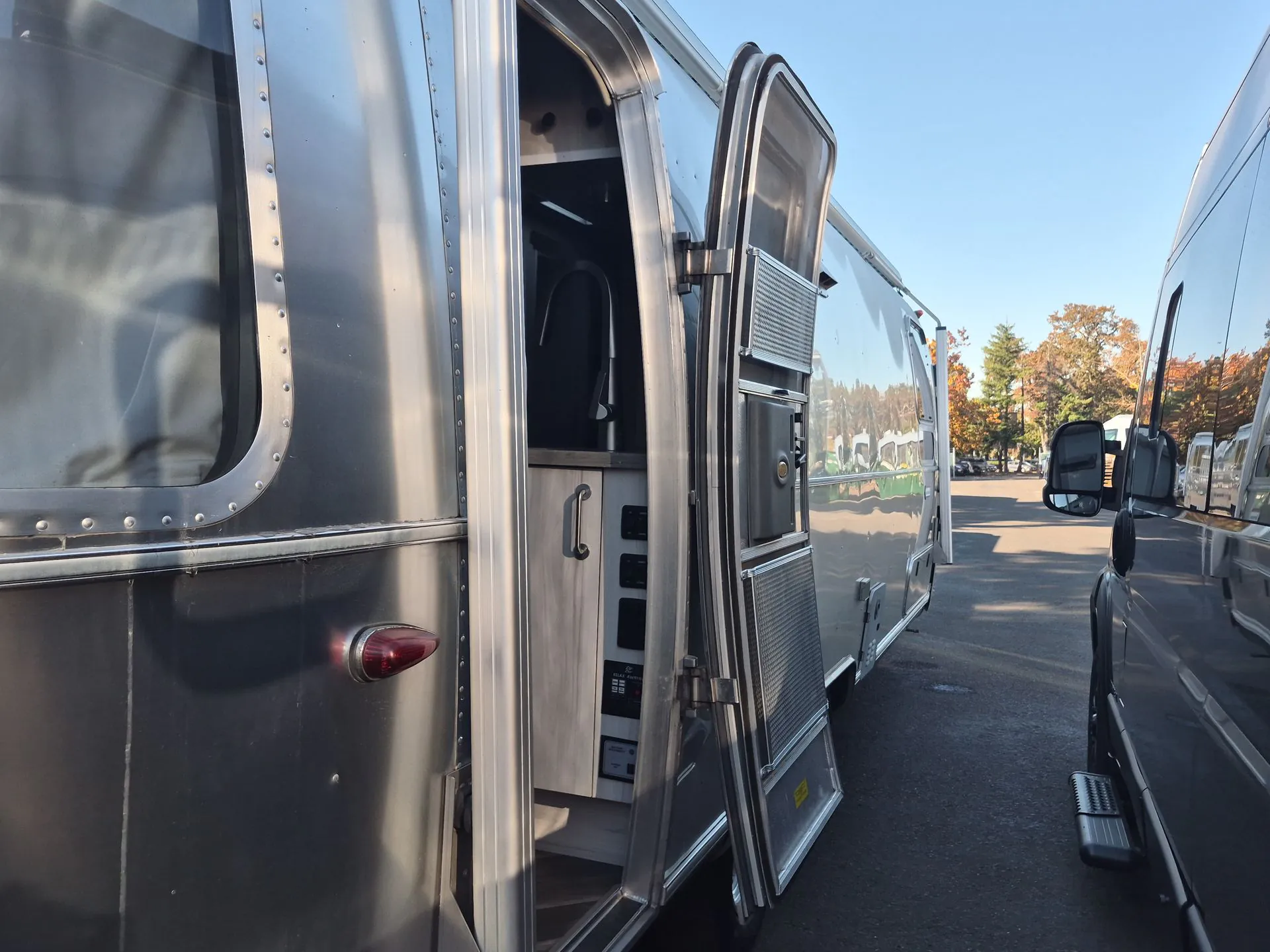2021 Airstream International 27FB Twin - Photo 4