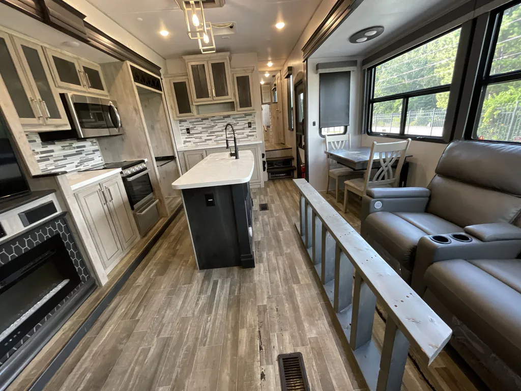 2022 Keystone Avalanche 390DS, Photos photo 8