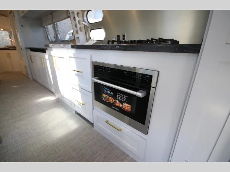 2026 Airstream Classic 33FB - Photo 4