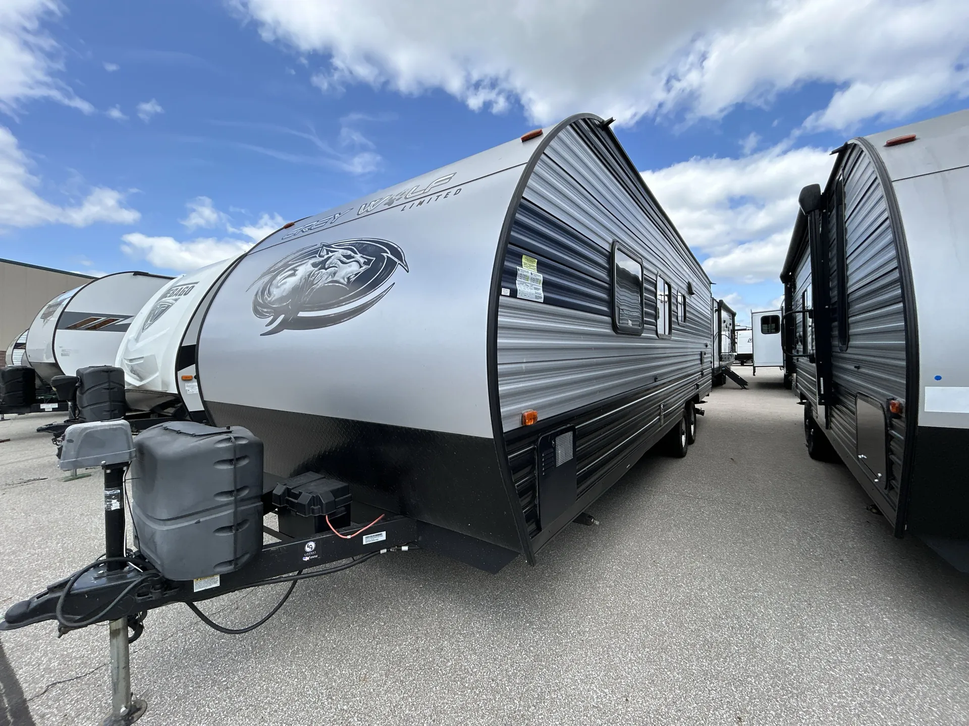 2022 Forest River Cherokee Grey Wolf 26DJSE — off campside