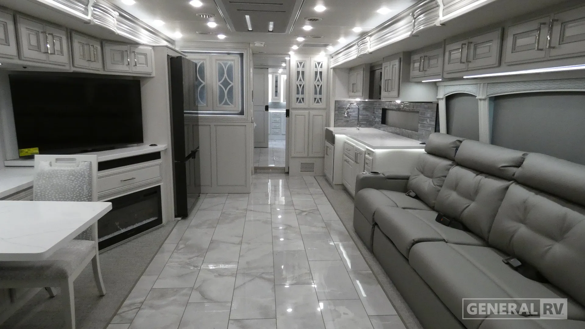2026 Fleetwood Discovery LXE 44S - Photo 3