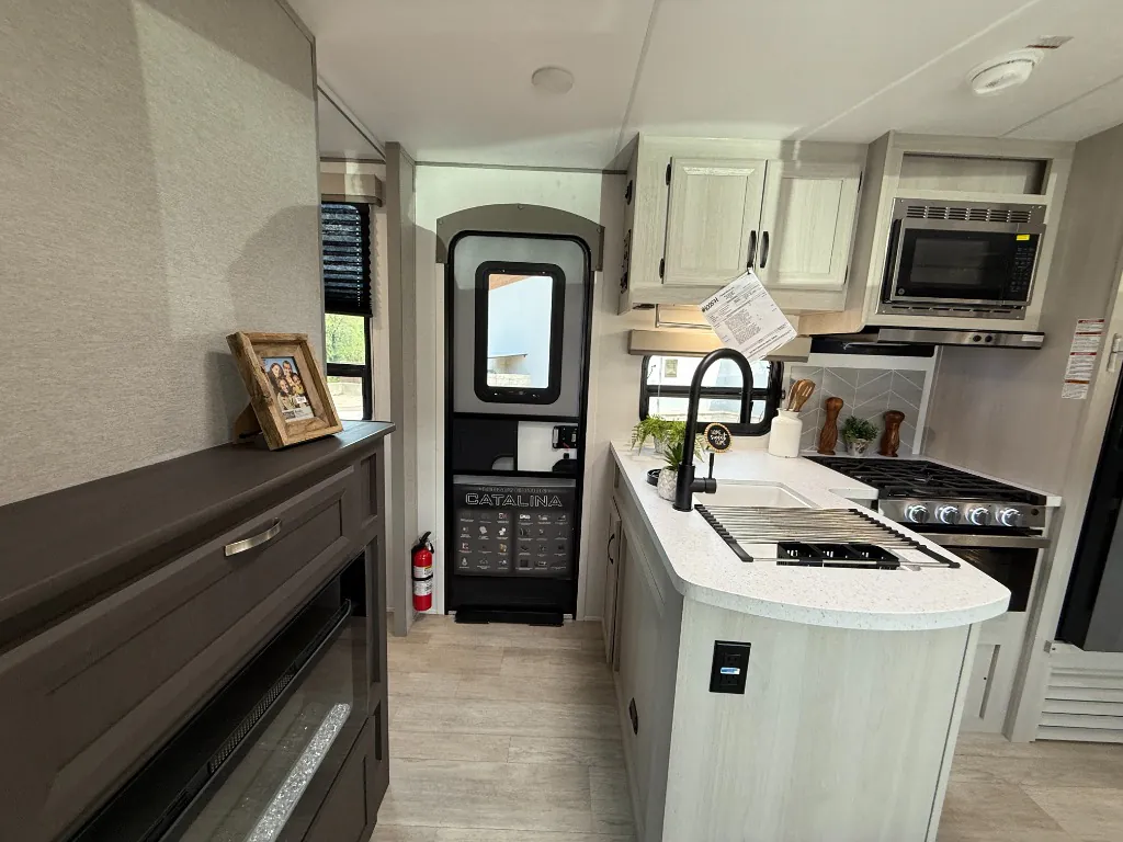 2027 Coachmen Catalina Legacy Edition 343BHTS (2 Queen Beds), Photos photo 62