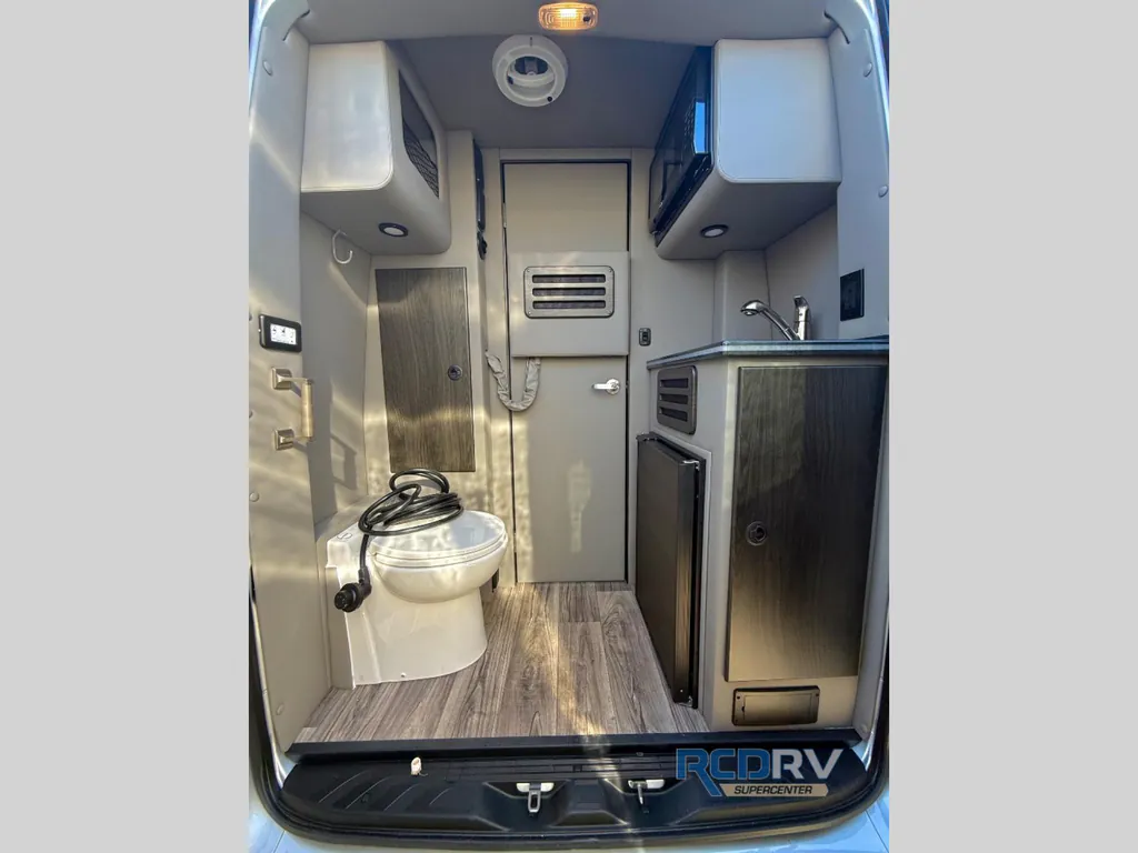 2025 Midwest Automotive Designs Luxe Cruiser D4, Photos photo 7