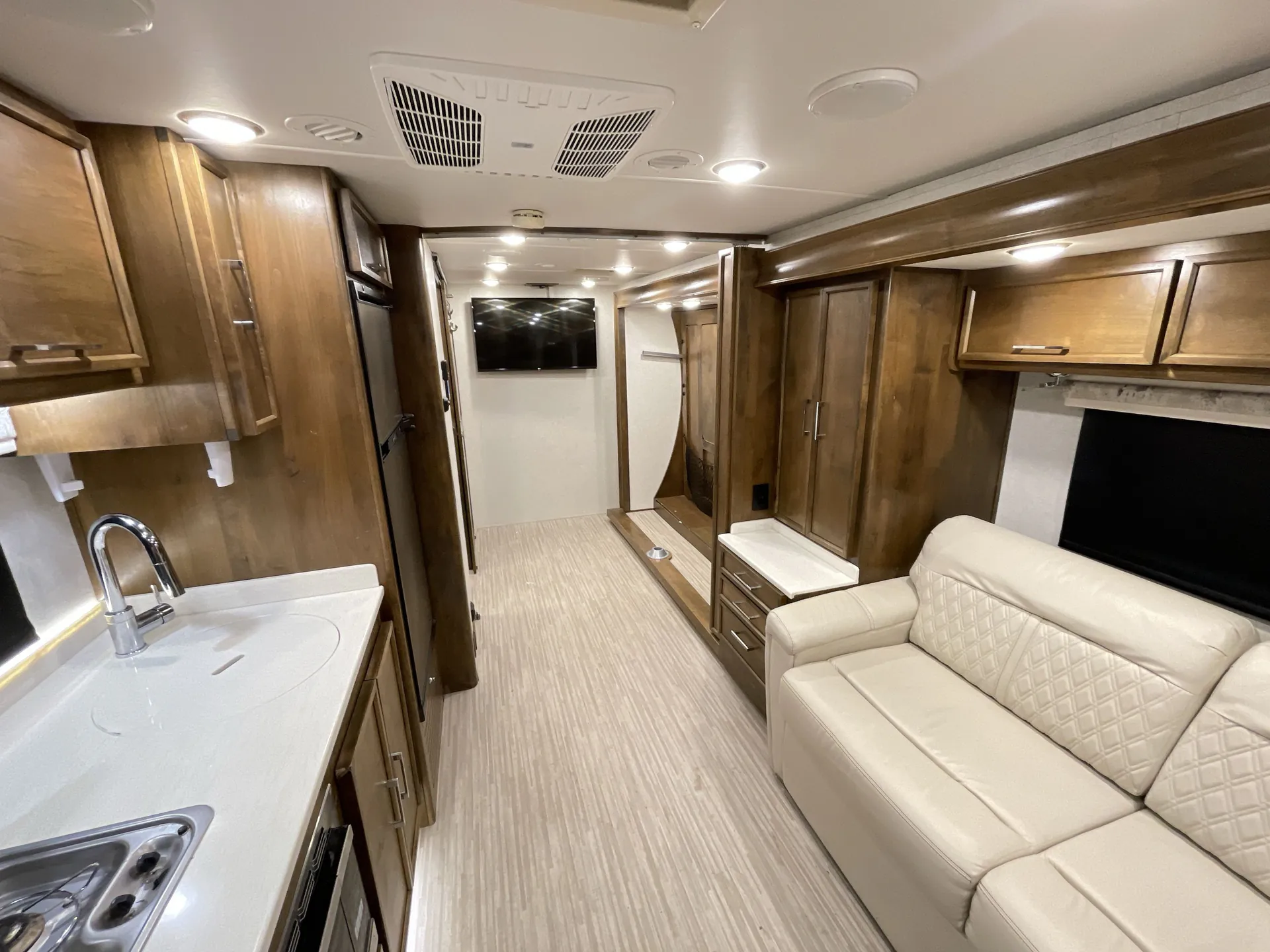 2018 Tiffin Wayfarer 24 FW — living area main