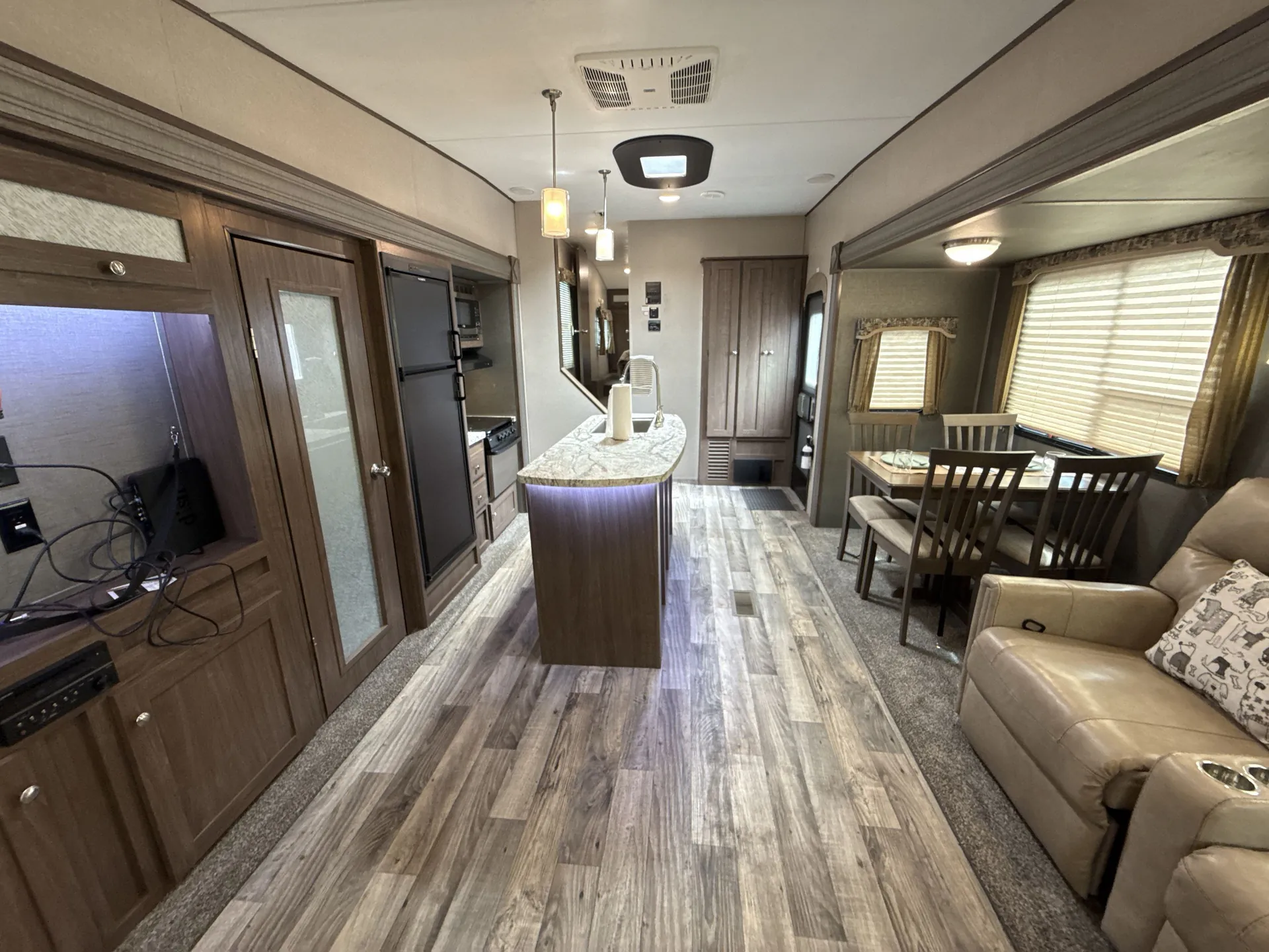 2018 Keystone Hideout 303RLI — living area main