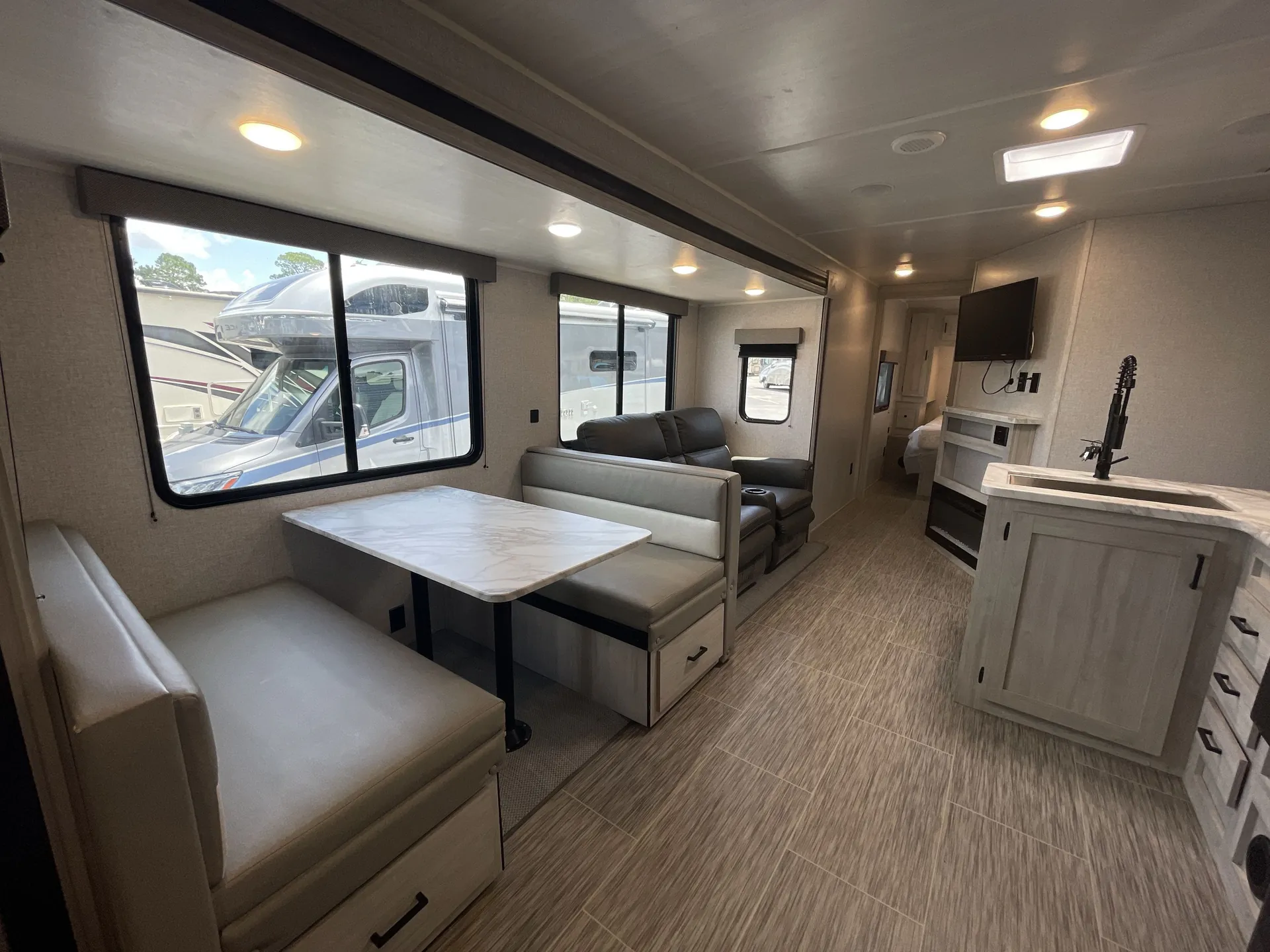 2022 East to West Silver Lake 29KBH — living area main