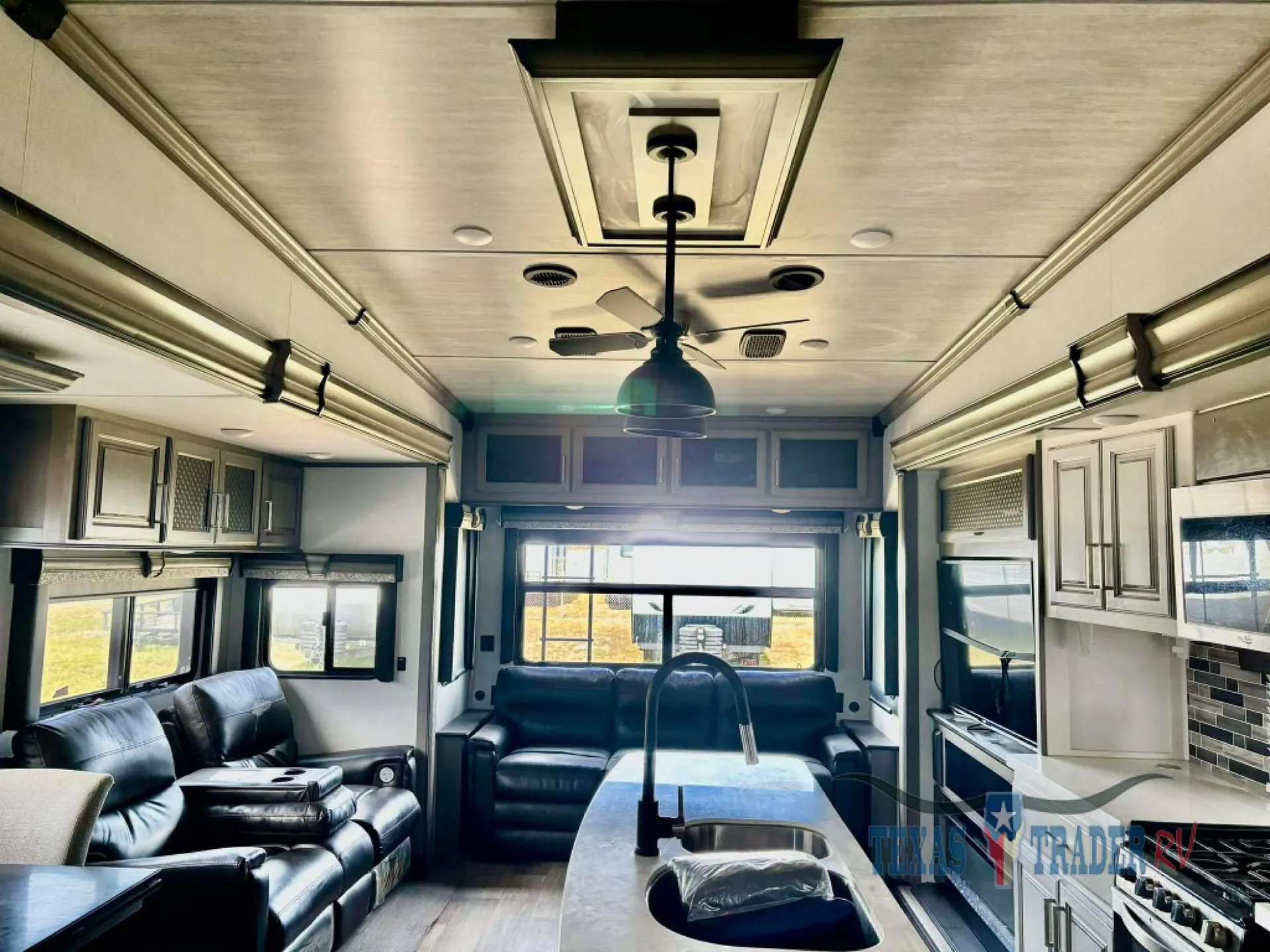 2021 Keystone Montana 3781RL - Photo 4