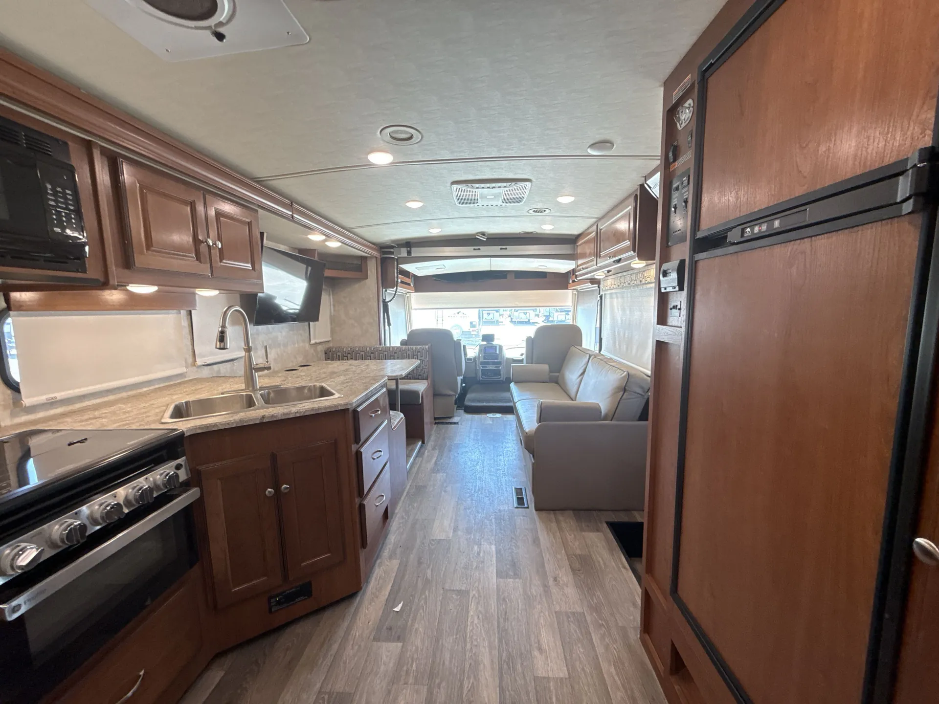 2019 Winnebago Sunstar 27P — living area main