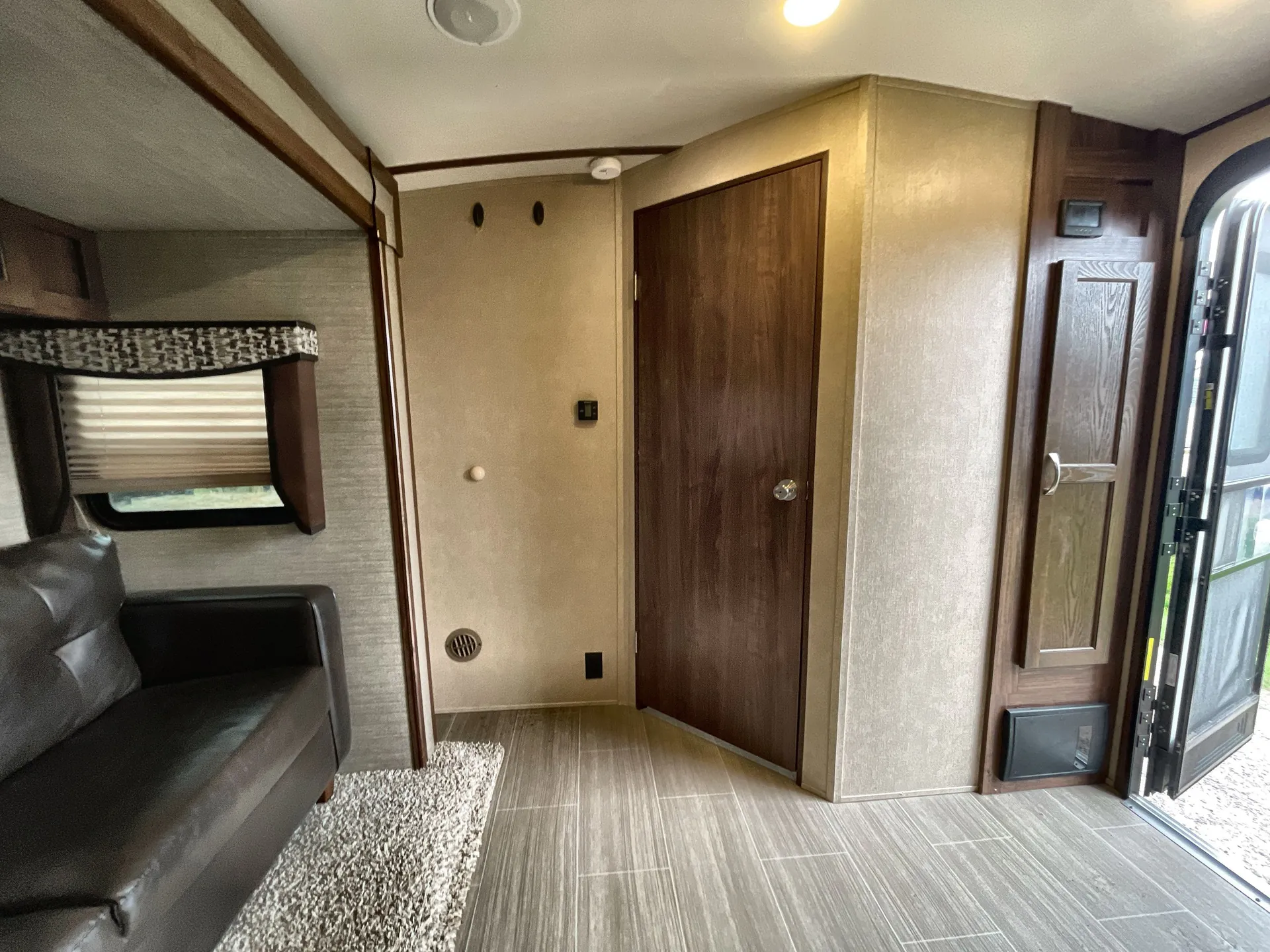 2017 Dutchmen Aerolite Luxury 319BHSS — living area main