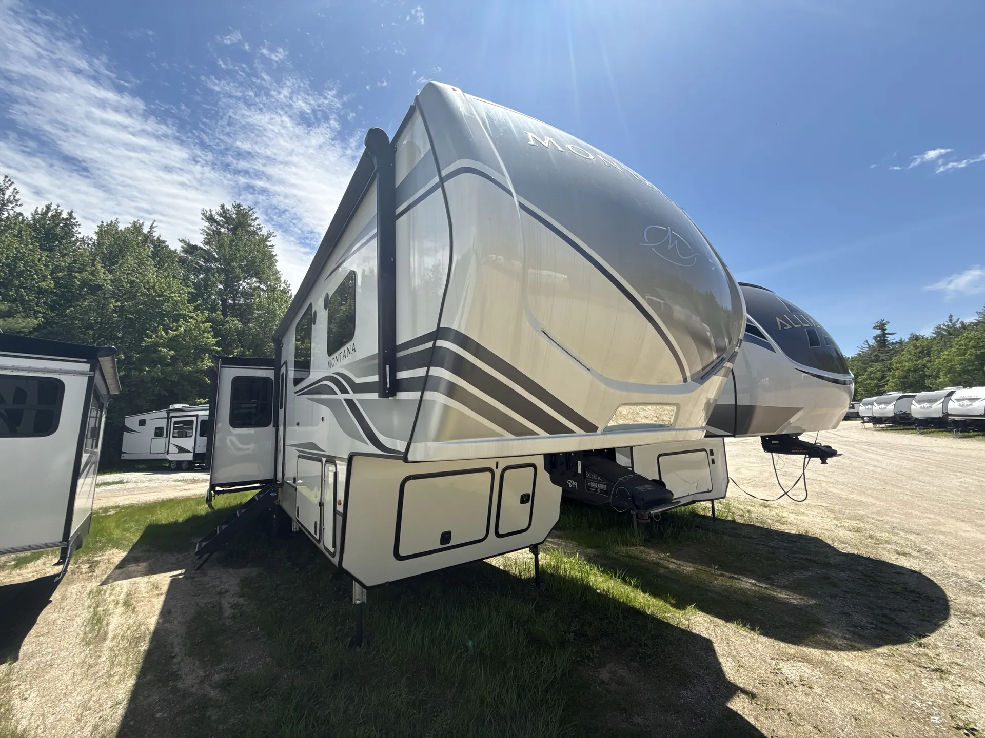 2023 Keystone Montana 3231CK - Photo 2