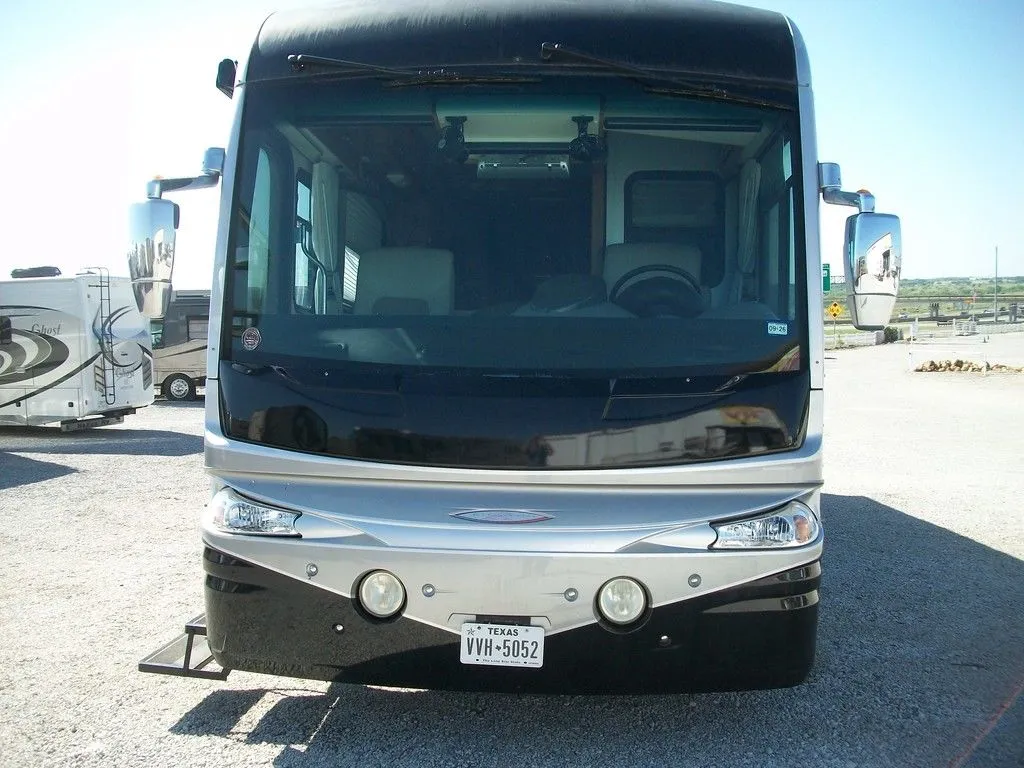 2005 Fleetwood Revolution 38B - Photo 4
