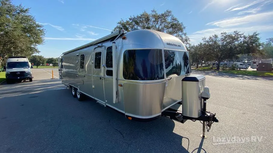 2017 Airstream Classic 30RB - Photo 2
