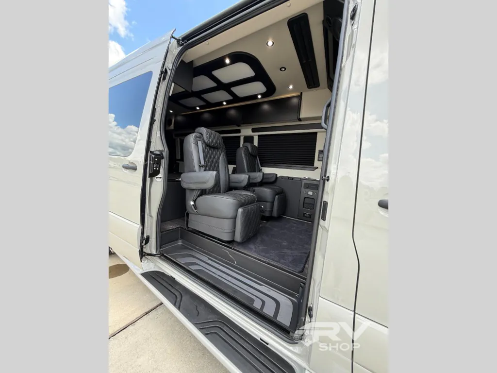 2027 Midwest Automotive Designs Luxe Cruiser D4, Photos photo 25