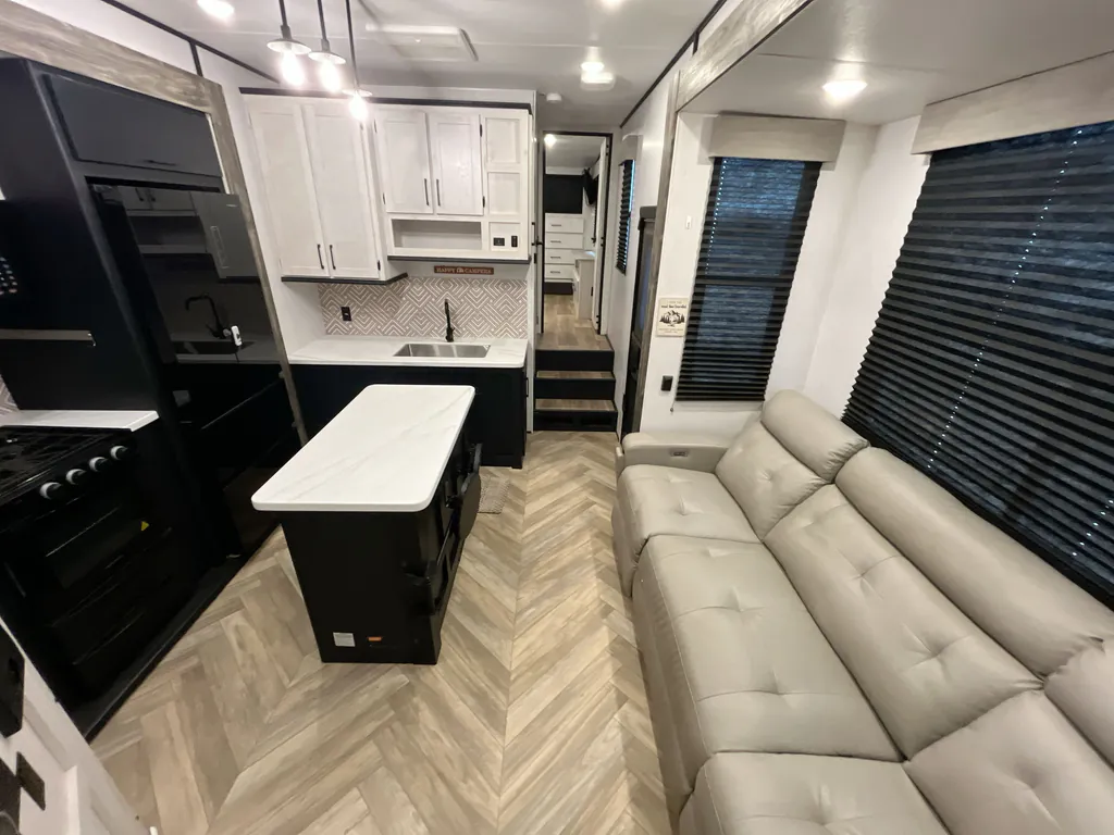 2023 Heartland Gravity 3950, Photos photo 3