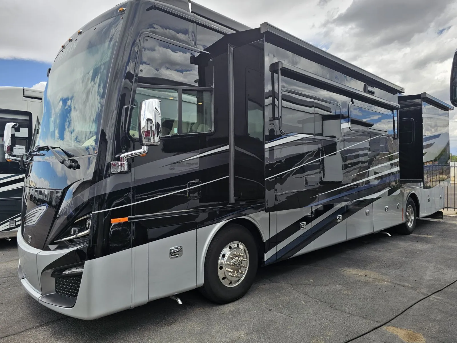 2021 Tiffin Phaeton 40 IH - Photo 3