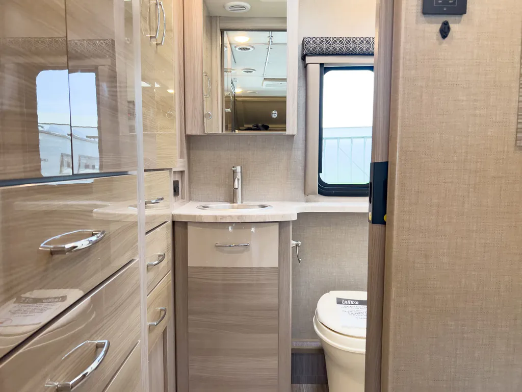 2021 Thor Motor Coach Tiburon 24FB, Photos photo 18