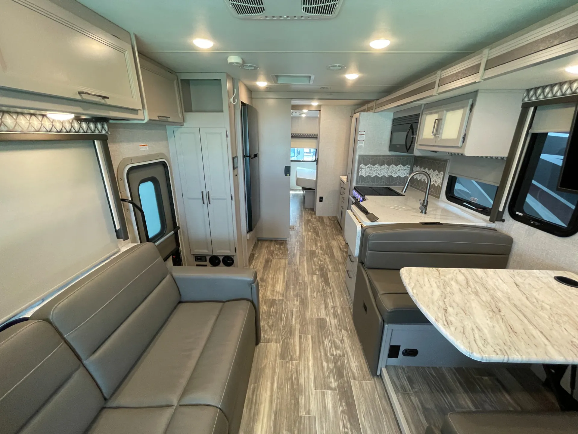 2023 Thor Motor Coach Hurricane 31C - Photo 2
