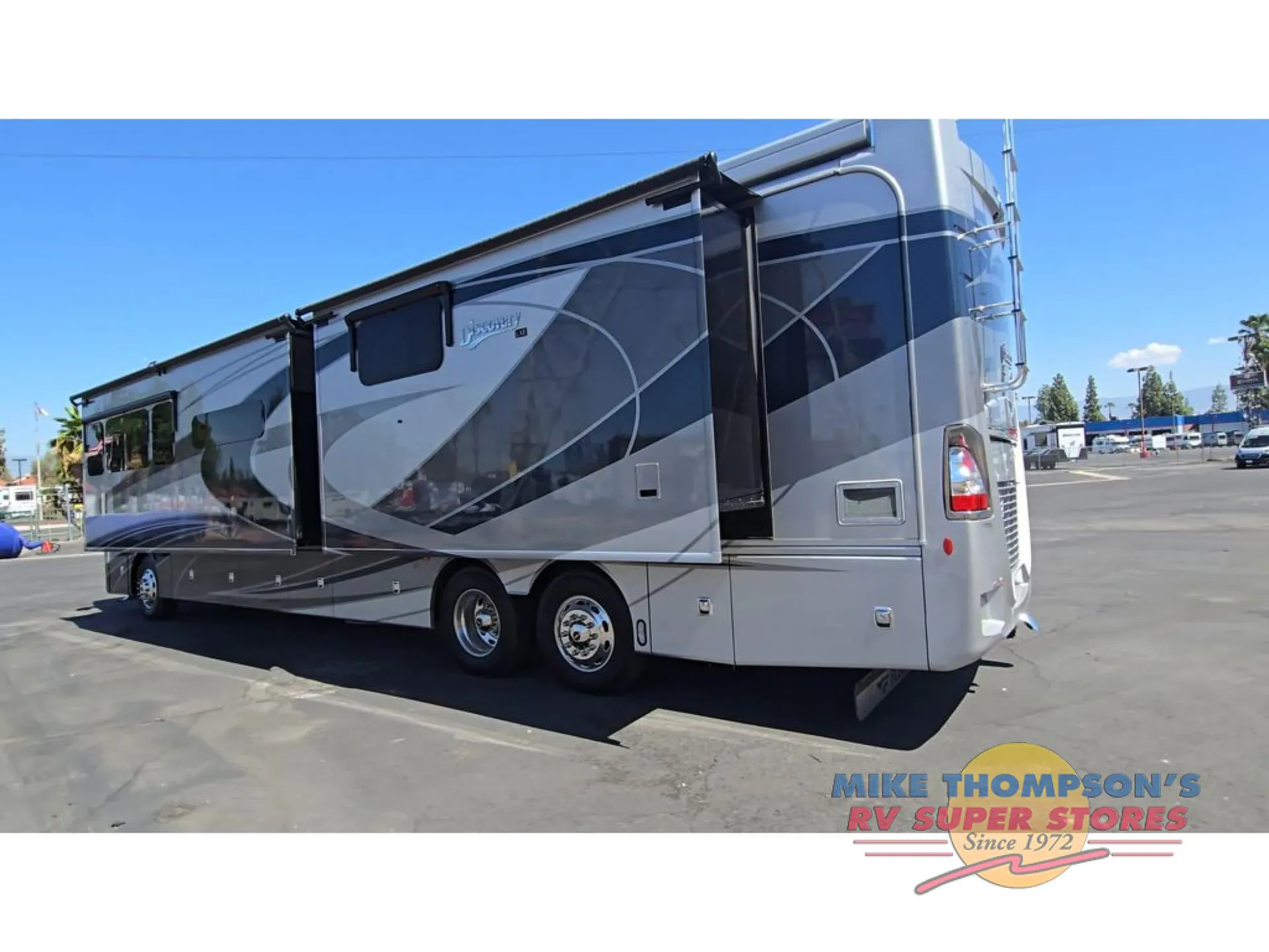 2023 Fleetwood Discovery LXE 44S - Photo 3