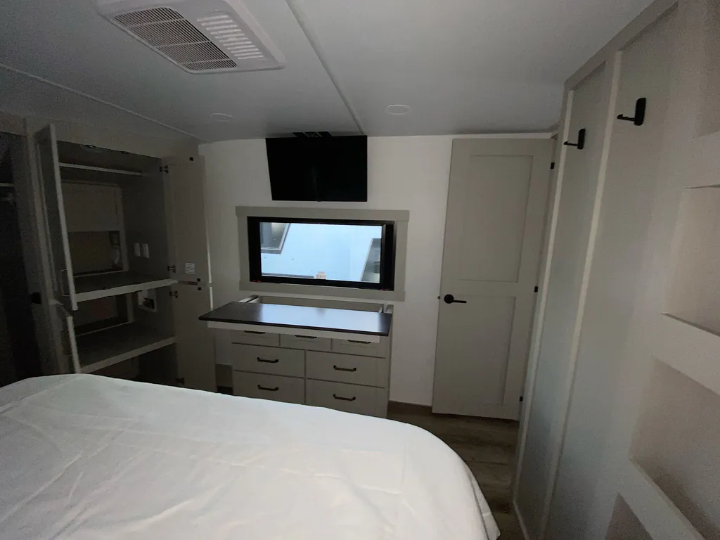 2026 Brinkley Model Z 3600, Photos photo 9