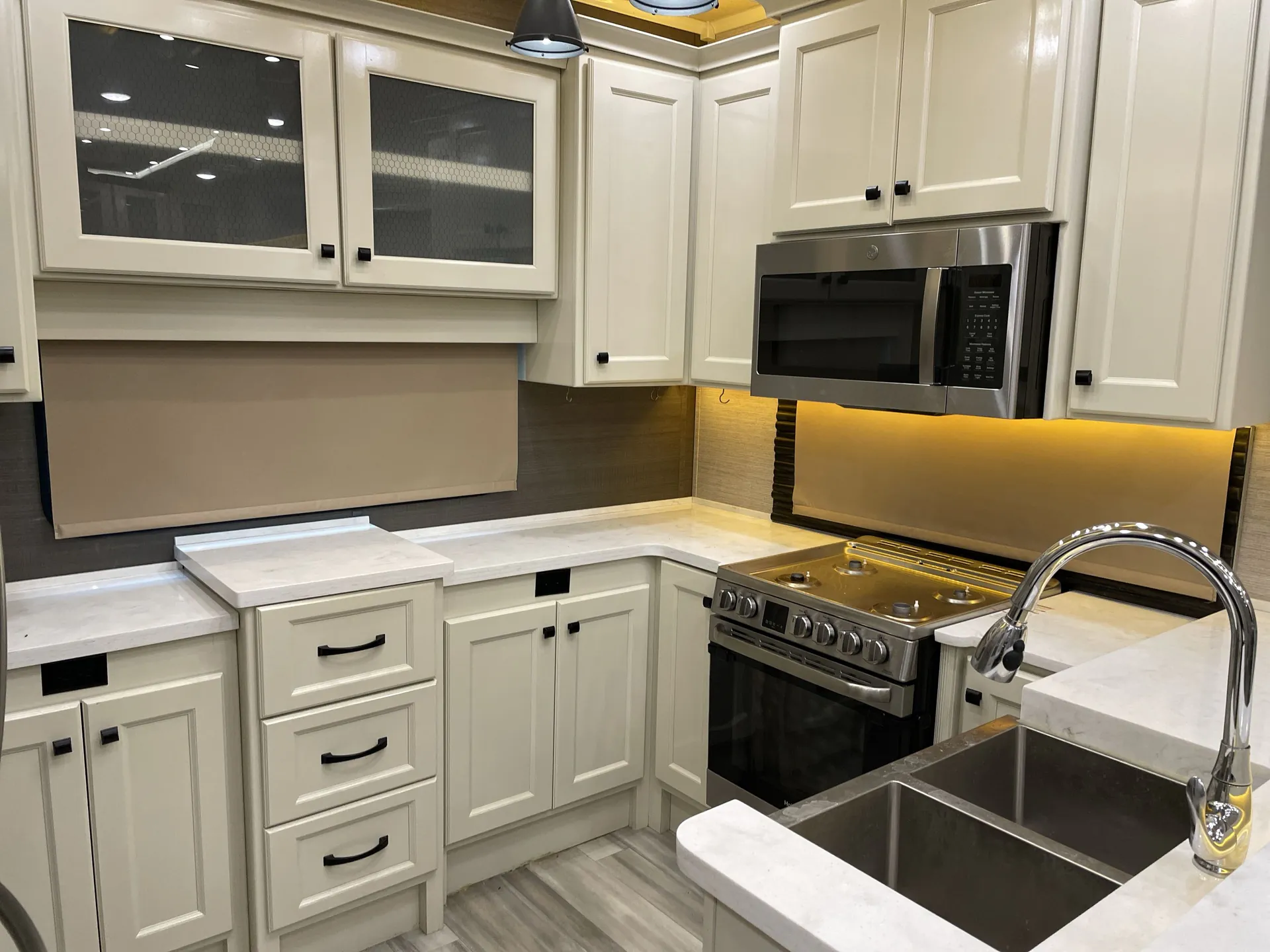 2022 Vanleigh Beacon 41LKB — living area main