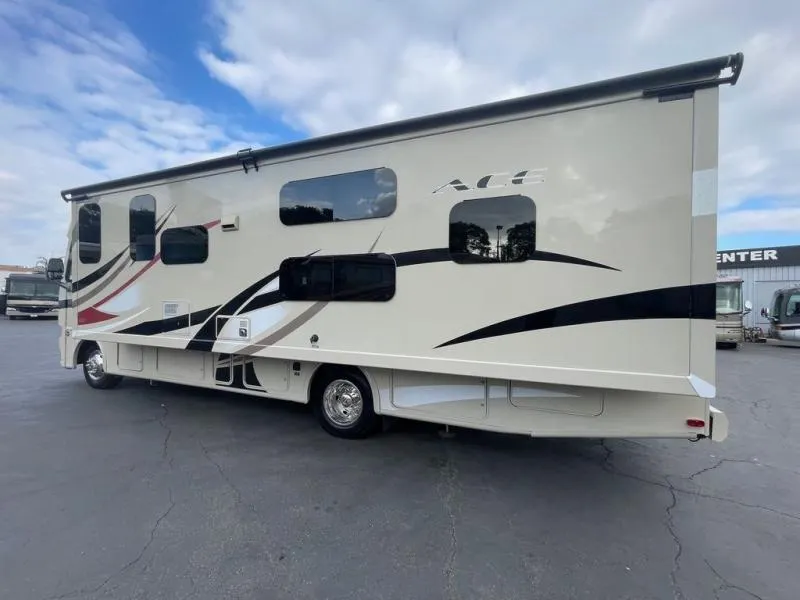 2015 Thor Motor Coach ACE Used    30.2 - Photo 2