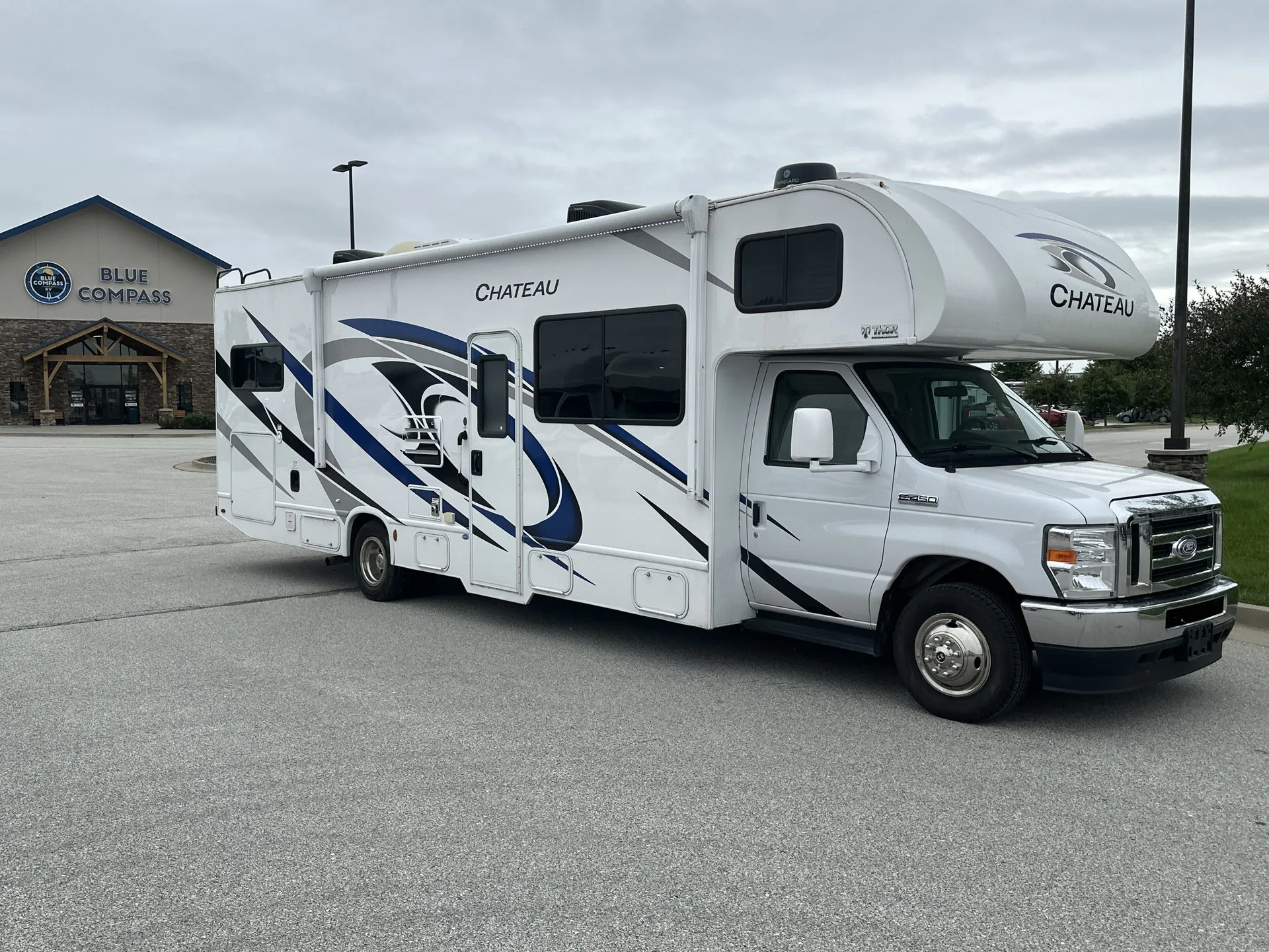 2022 Thor Motor Coach Chateau 31EV - Photo 2