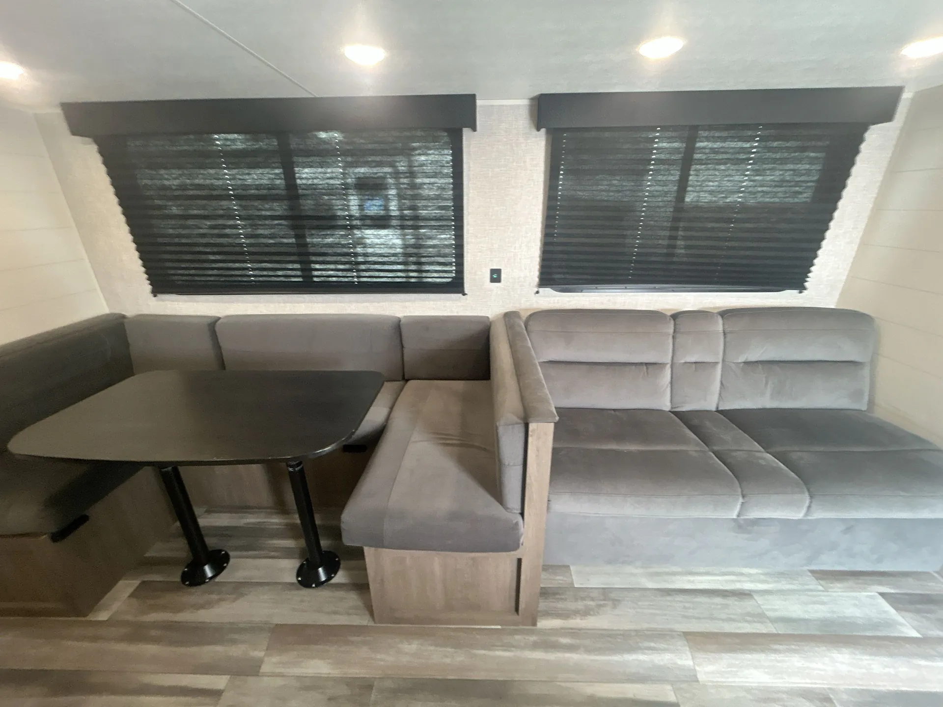 2025 Jayco Jay Flight SLX 321BDS — living area main